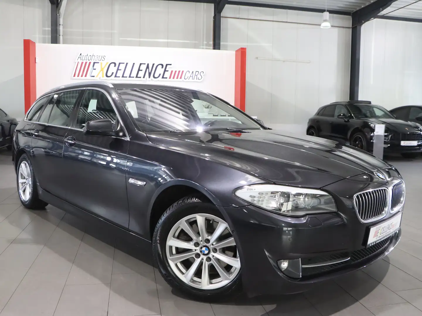 BMW 520 520d Touring BUSINESS / PANORAMA,XENON,HUD Grau - 2