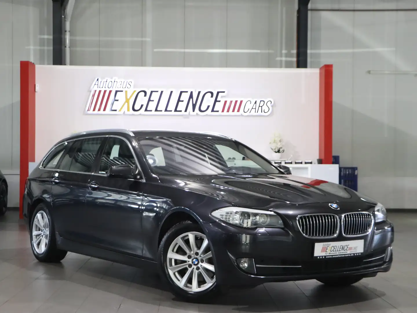 BMW 520 520d Touring BUSINESS / PANORAMA,XENON,HUD Grau - 1
