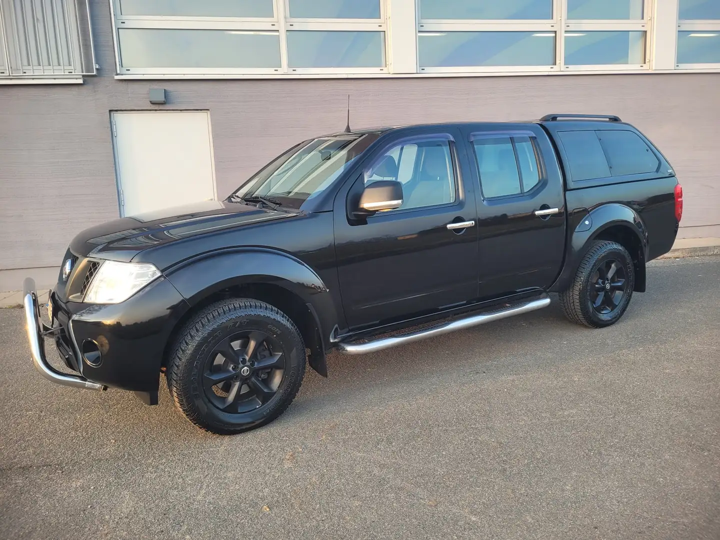 Nissan Navara Double Cab XE 4X4 HARDTOP-AHK-SHZ-EURO 5-LKW ZULAS Schwarz - 2