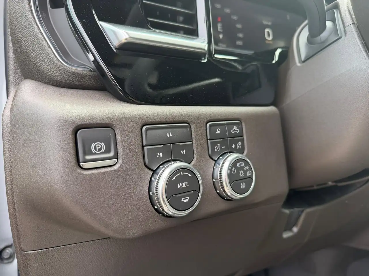 GMC Sierra 3500HD снимка GMC Sierra 3500HD