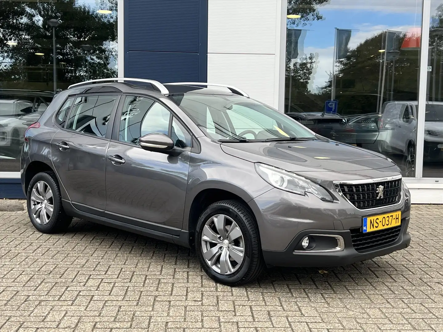 Peugeot 2008 1.2 PureTech 82pk Automaat Blue Lion | Navigatie | Grau - 2