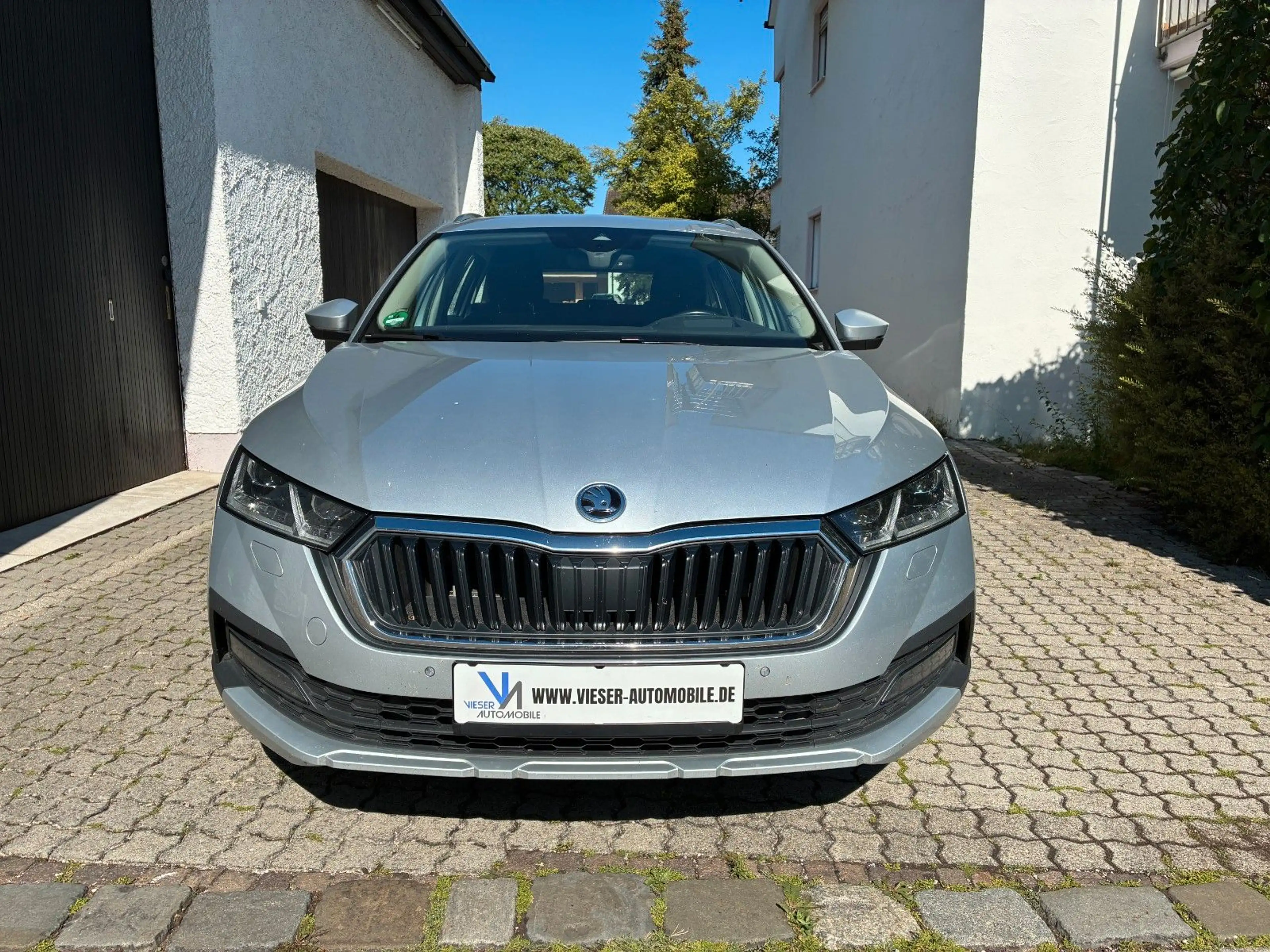 Skoda Octavia Combi Scout 4x4 Navi Standheizung AHK ! — photo 2