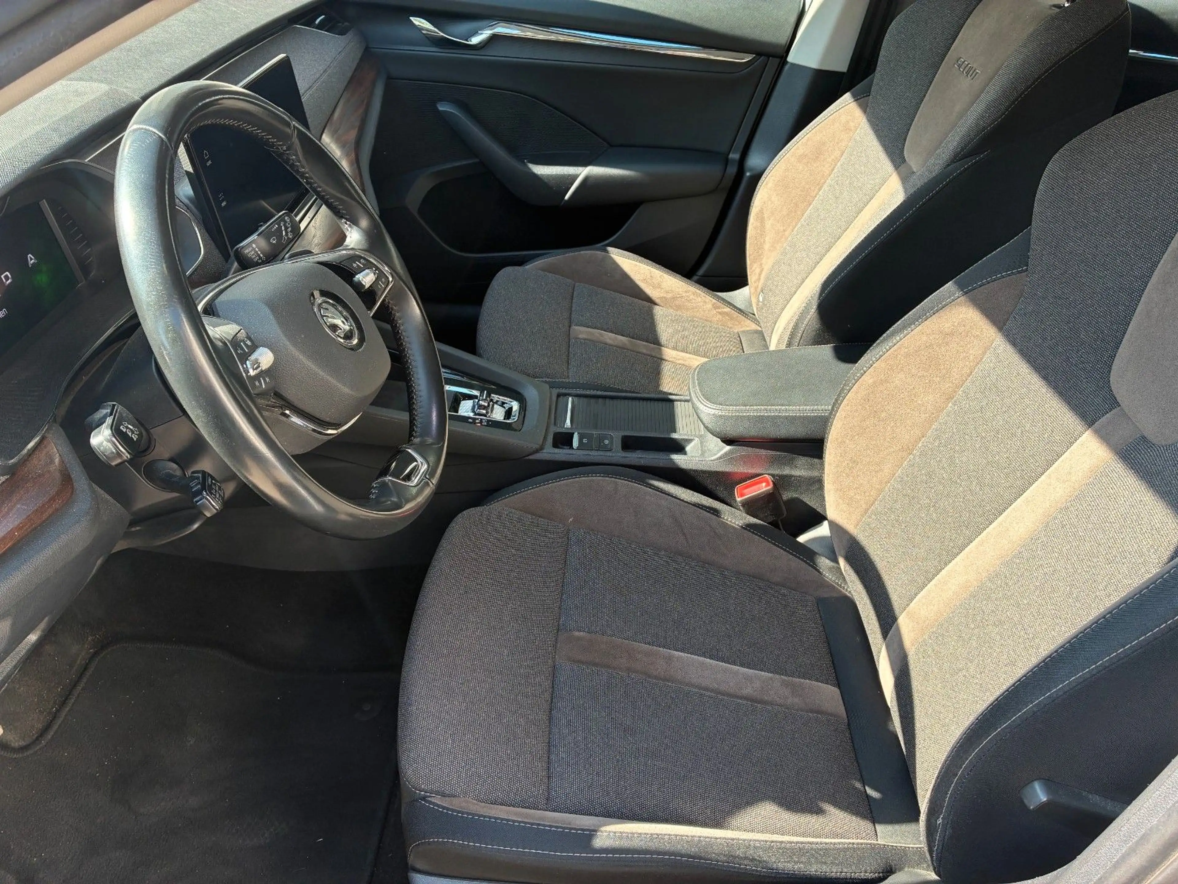 Skoda Octavia Combi Scout 4x4 Navi Standheizung AHK ! — photo 6