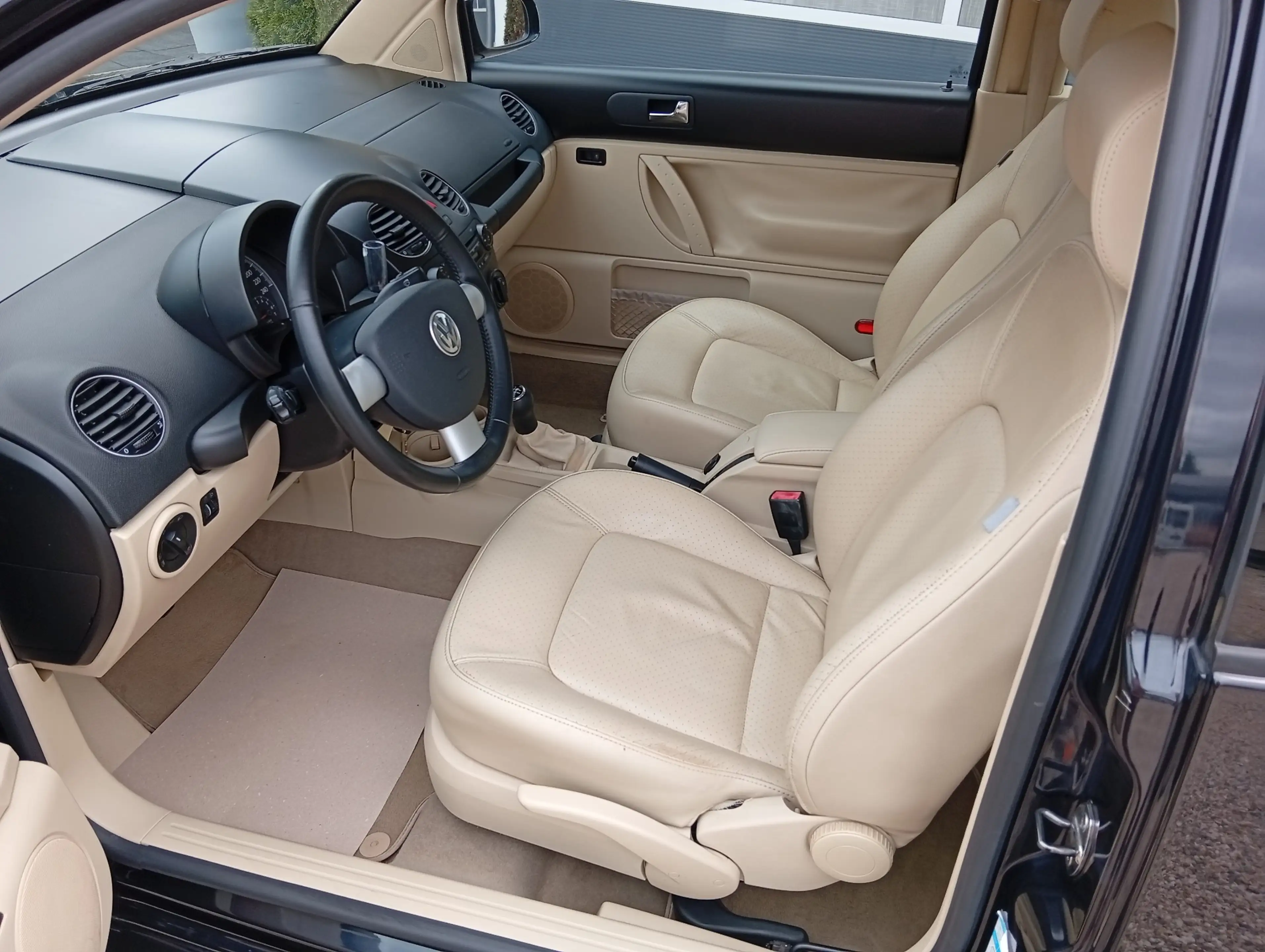 Volkswagen New Beetle New Beetle 1.6 Carat, Leder! KD & ZR Neu! — photo 9