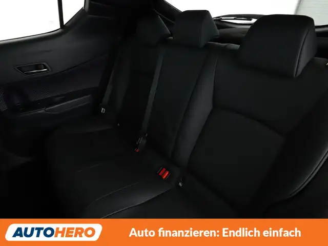 Toyota C-HR view 14