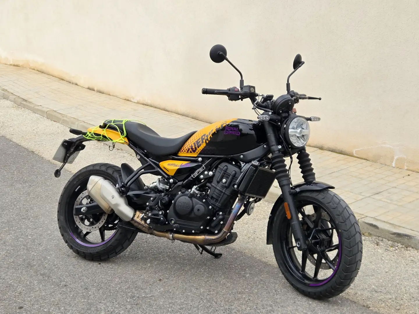 Royal Enfield Guerillia 450 Black & Yellow Ed. (Google Maps Tripper incluido) Amarillo - 1