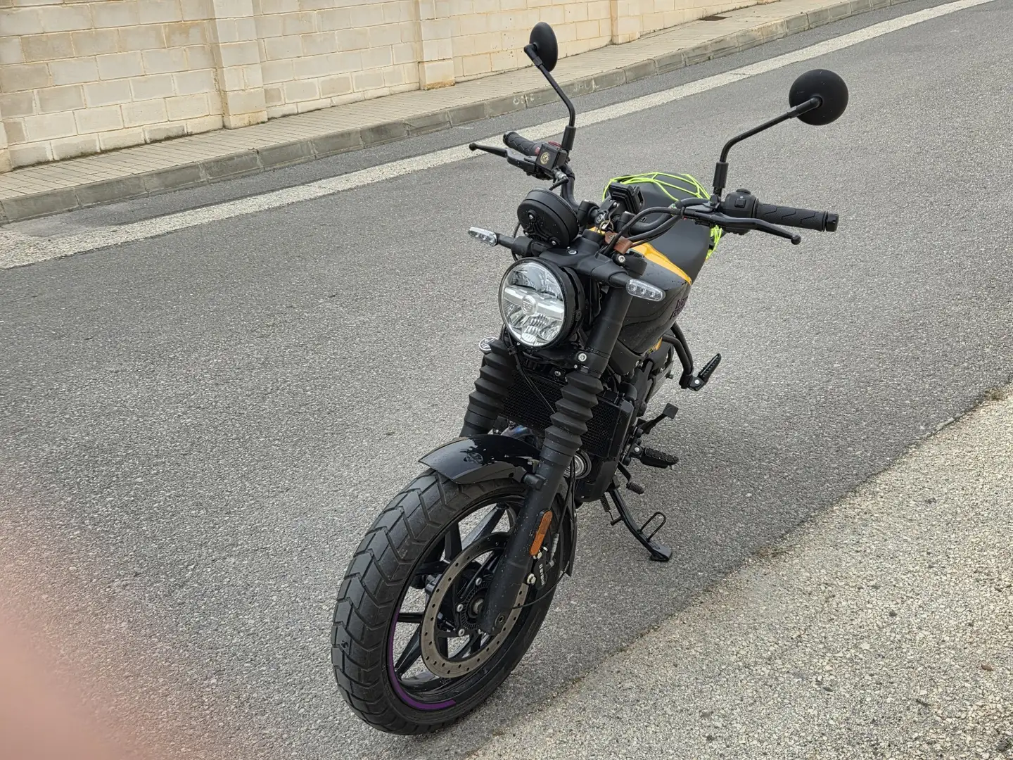 Royal Enfield Guerillia 450 Black & Yellow Ed. (Google Maps Tripper incluido) Amarillo - 2