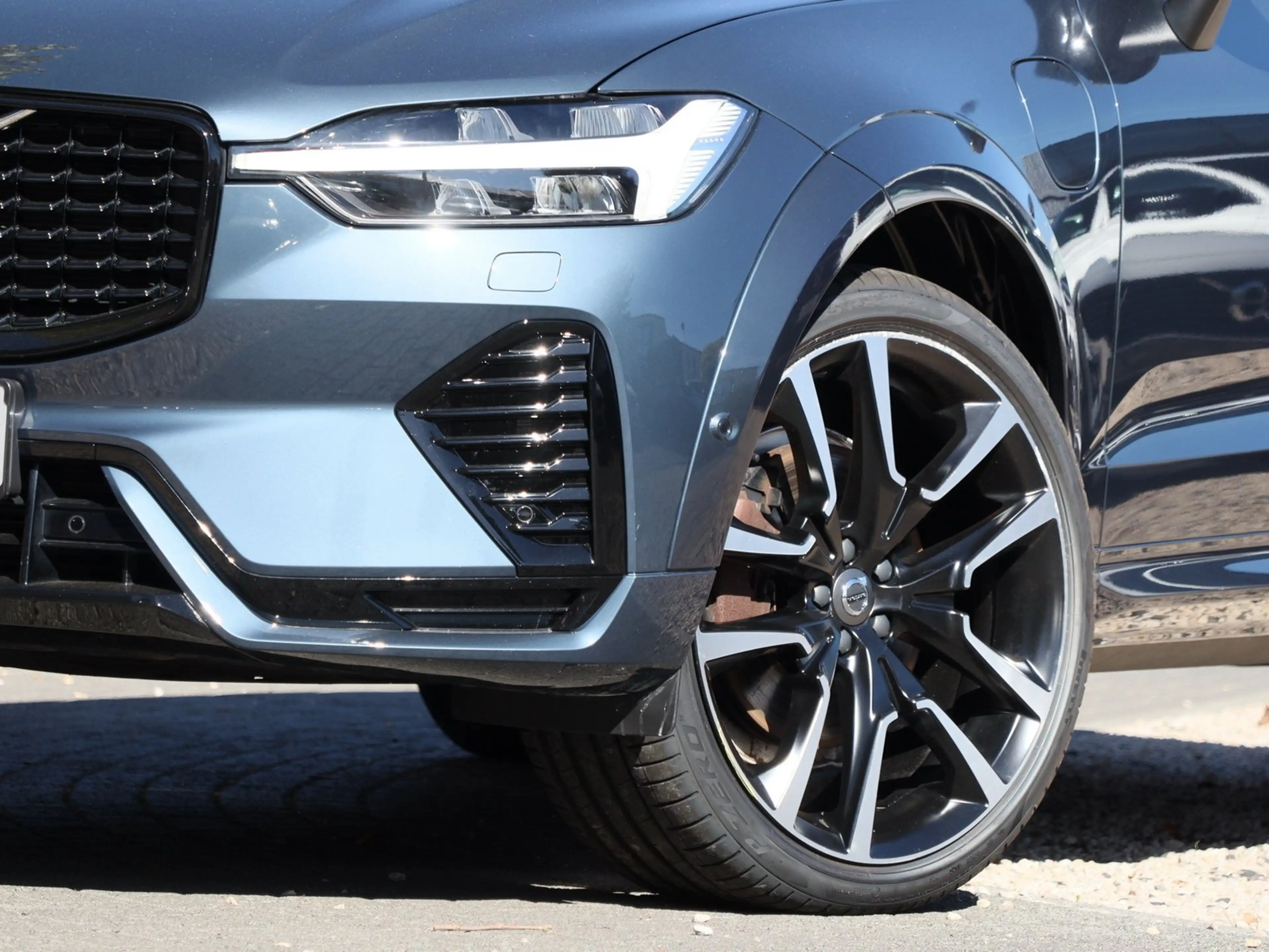 Volvo XC60 T8 AWD Ultimate Dark Recharge Plug-In Hybrid Na... — photo 5