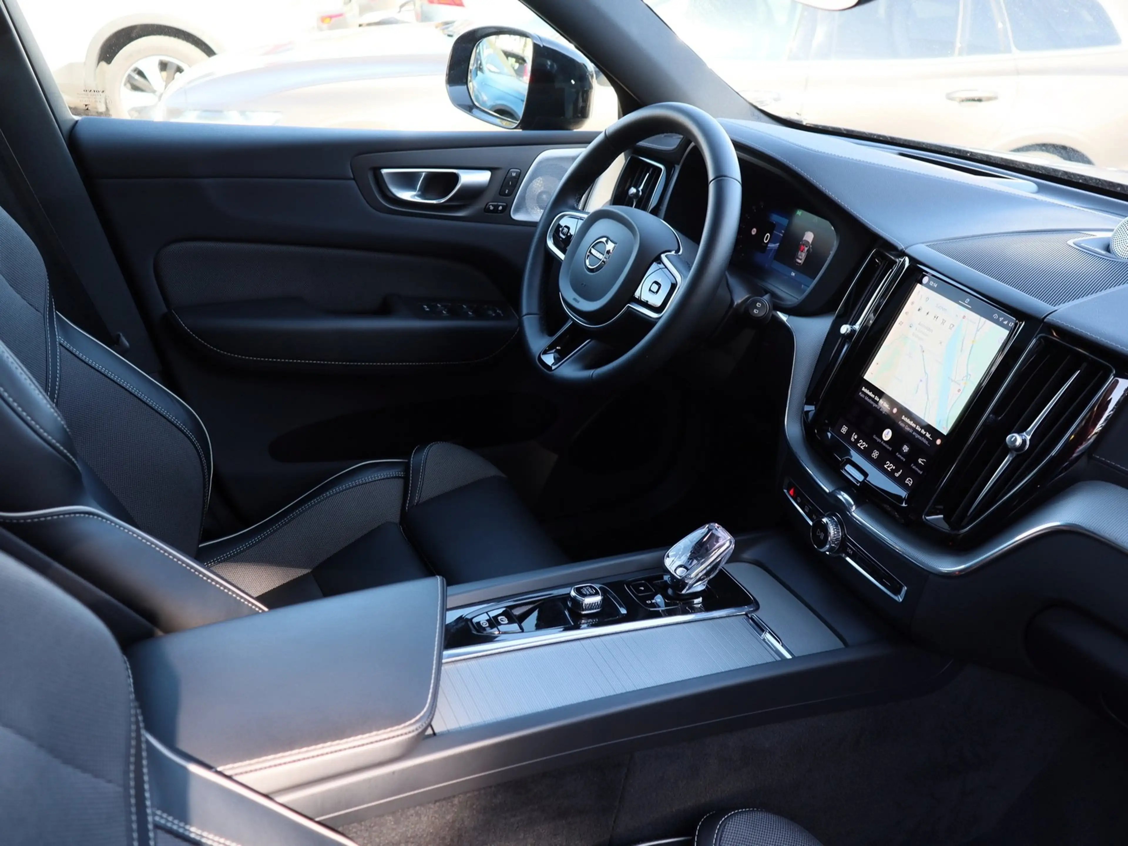 Volvo XC60 T8 AWD Ultimate Dark Recharge Plug-In Hybrid Na... — photo 3