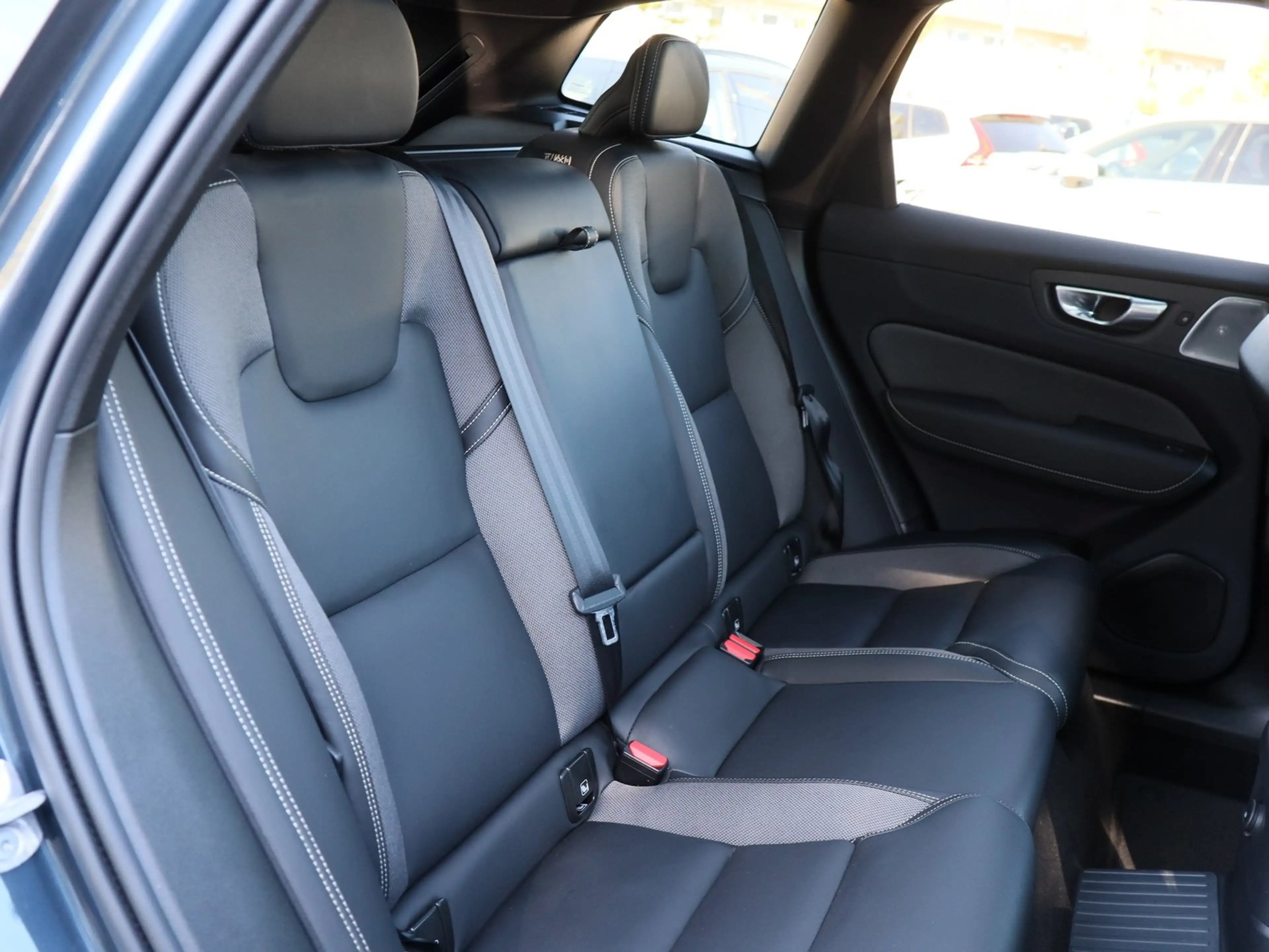 Volvo XC60 T8 AWD Ultimate Dark Recharge Plug-In Hybrid Na... — photo 4