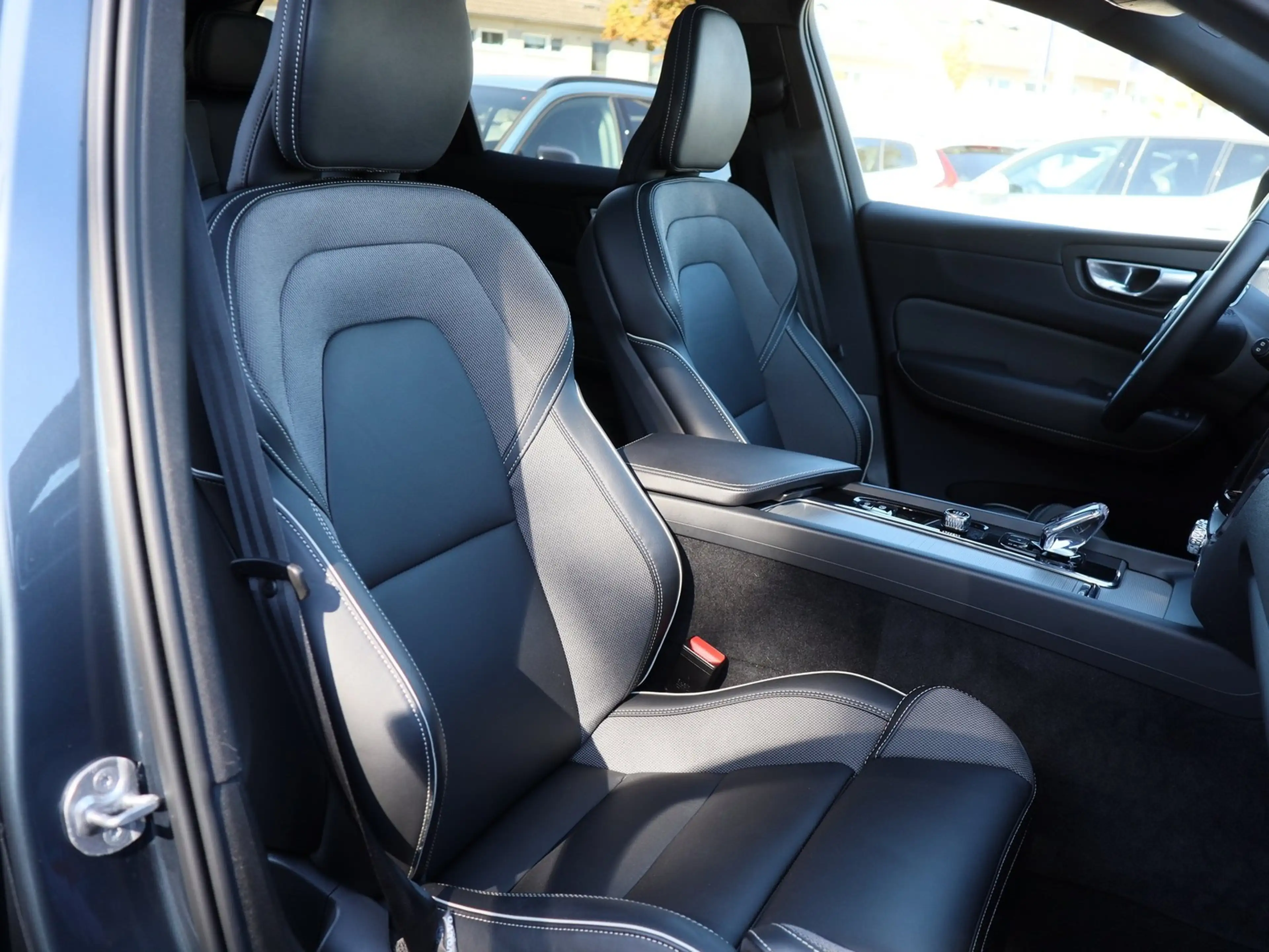 Volvo XC60 T8 AWD Ultimate Dark Recharge Plug-In Hybrid Na... — photo 6