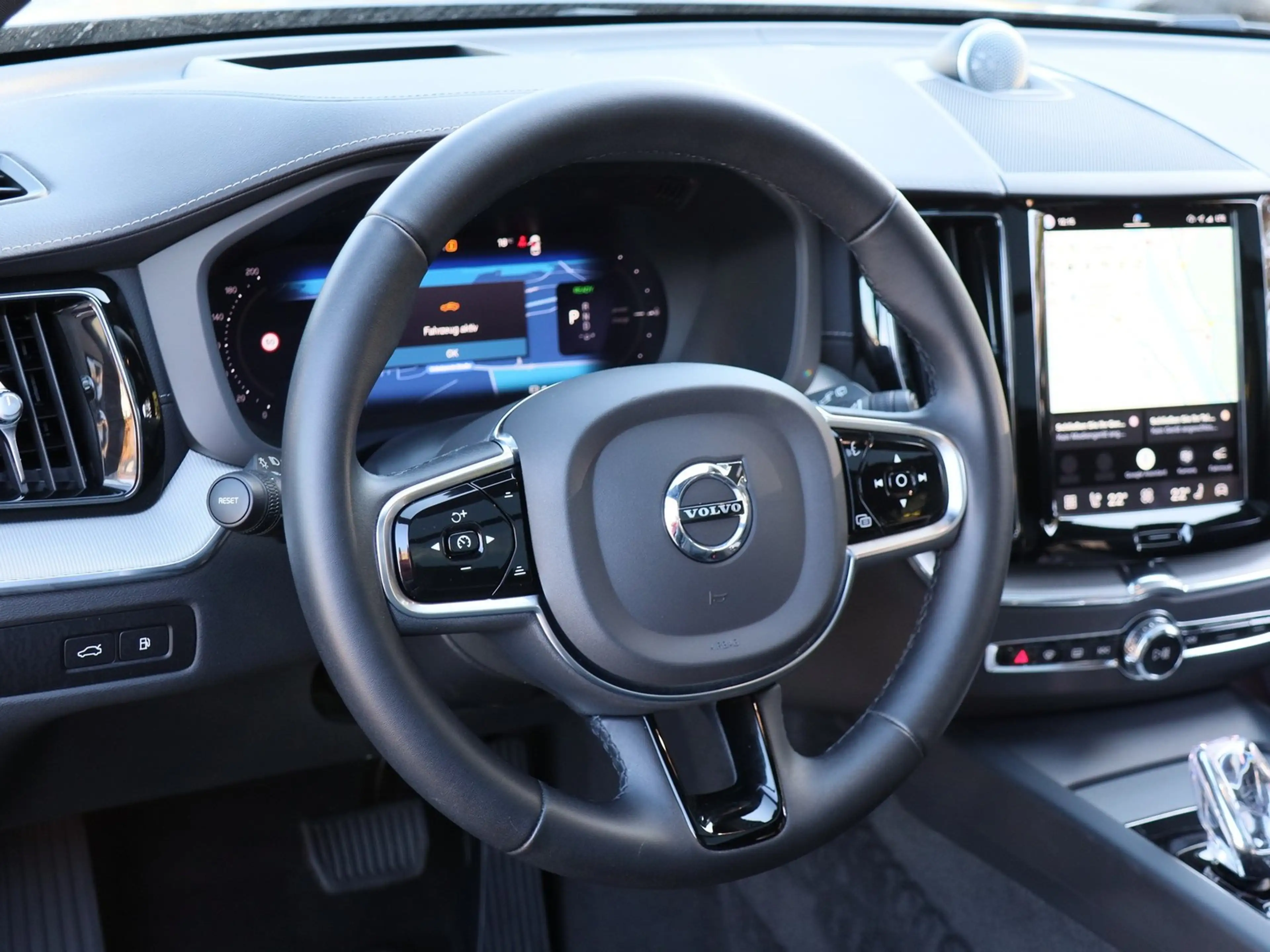 Volvo XC60 T8 AWD Ultimate Dark Recharge Plug-In Hybrid Na... — photo 9
