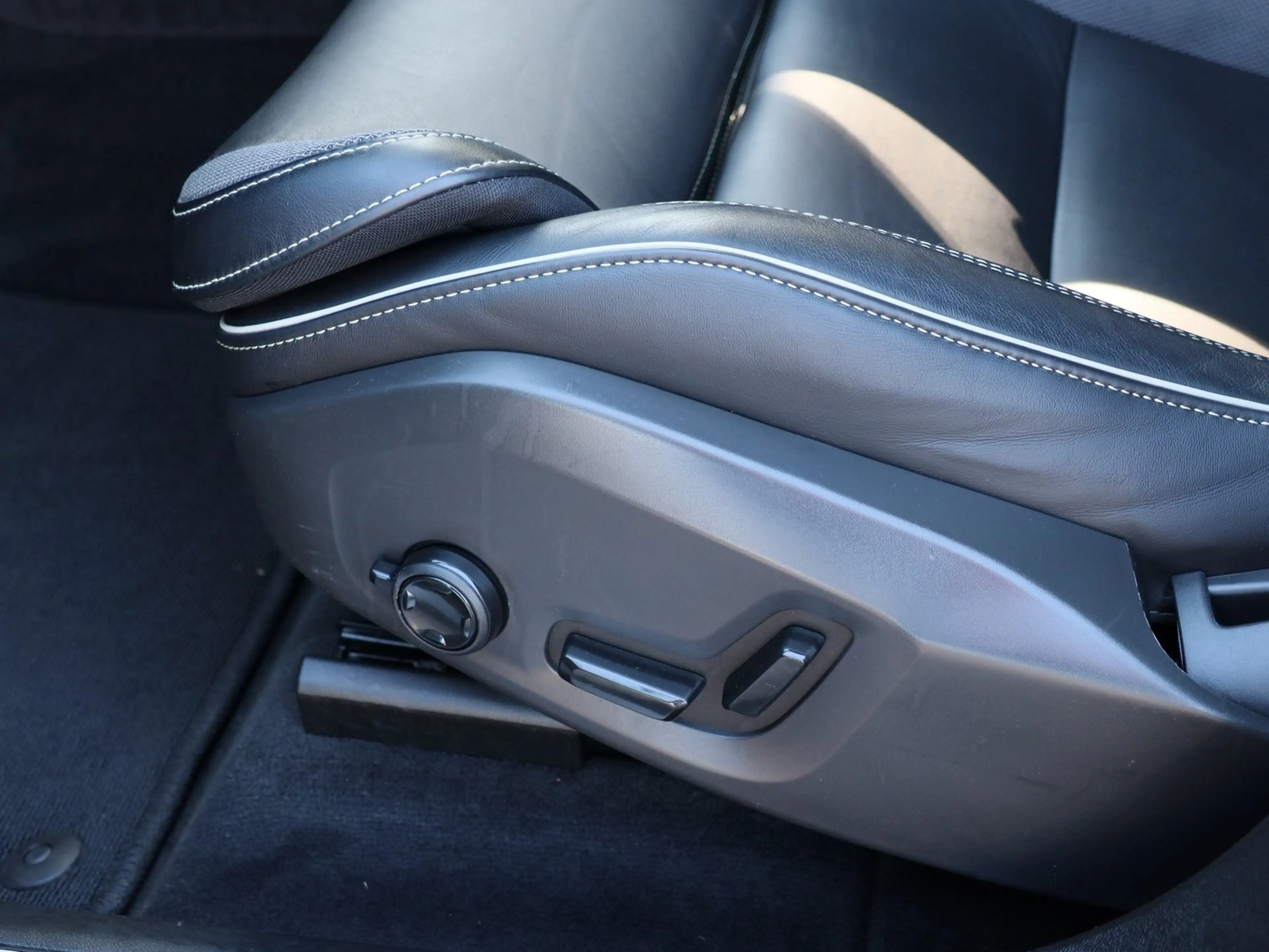 Volvo XC60 T8 AWD Ultimate Dark Recharge Plug-In Hybrid Na... — photo 13