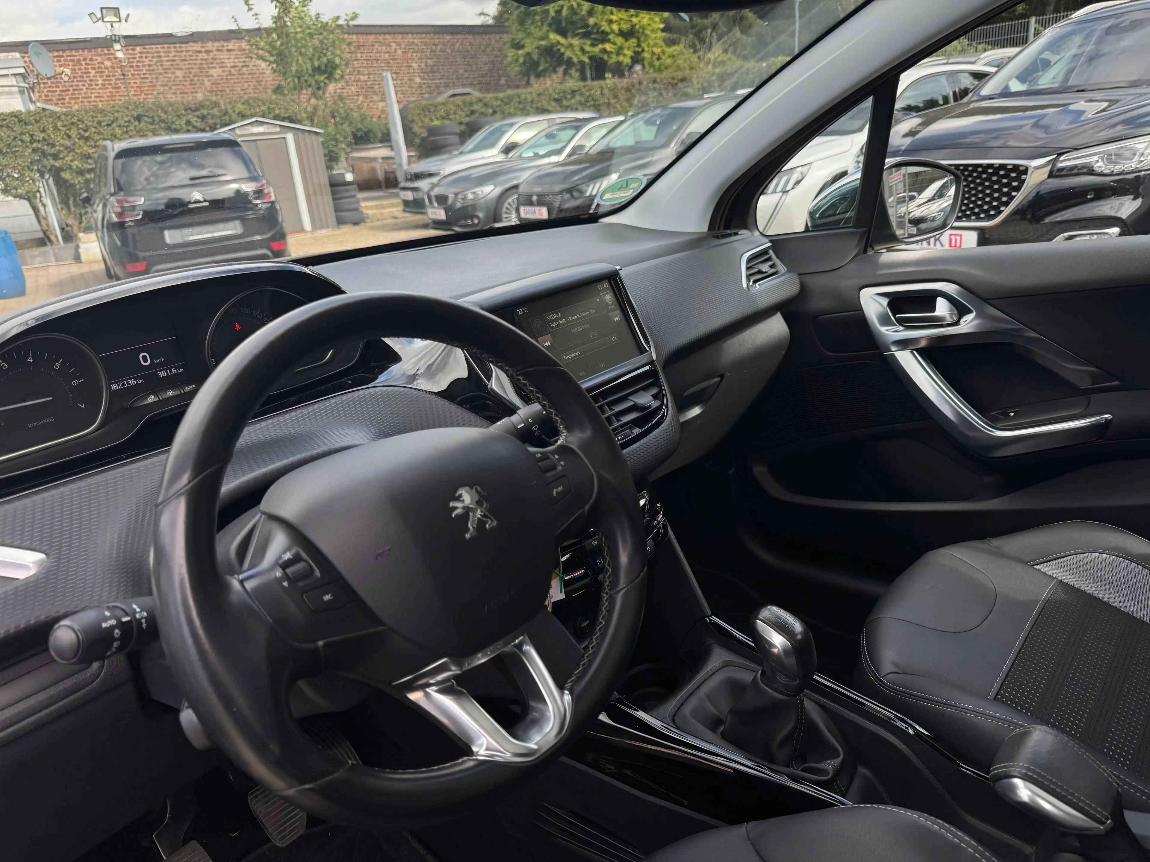 Peugeot 2008 1,2i*Teilleder*Panorama*Scheckheft* — photo 7