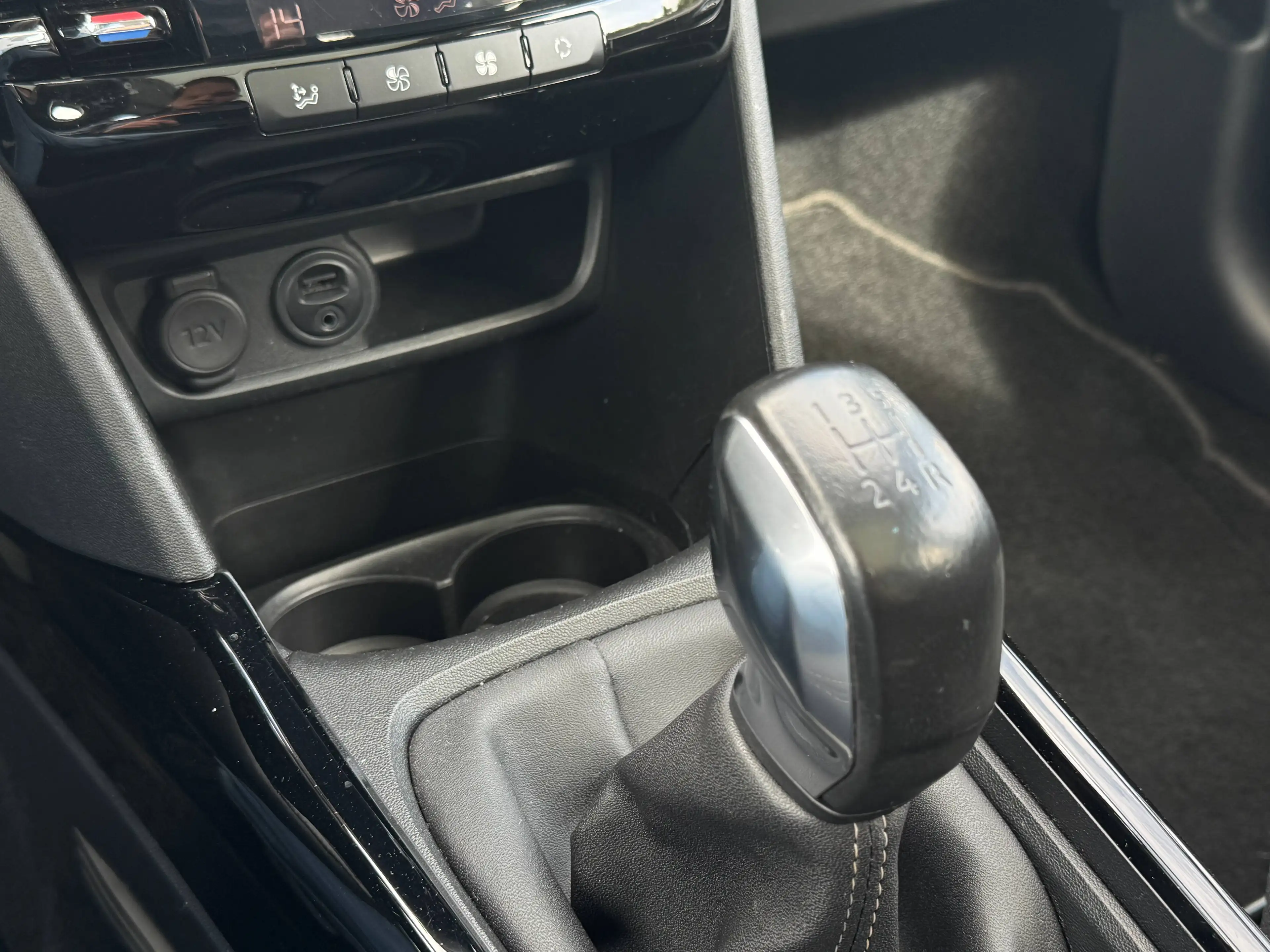 Peugeot 2008 1,2i*Teilleder*Panorama*Scheckheft* — photo 12