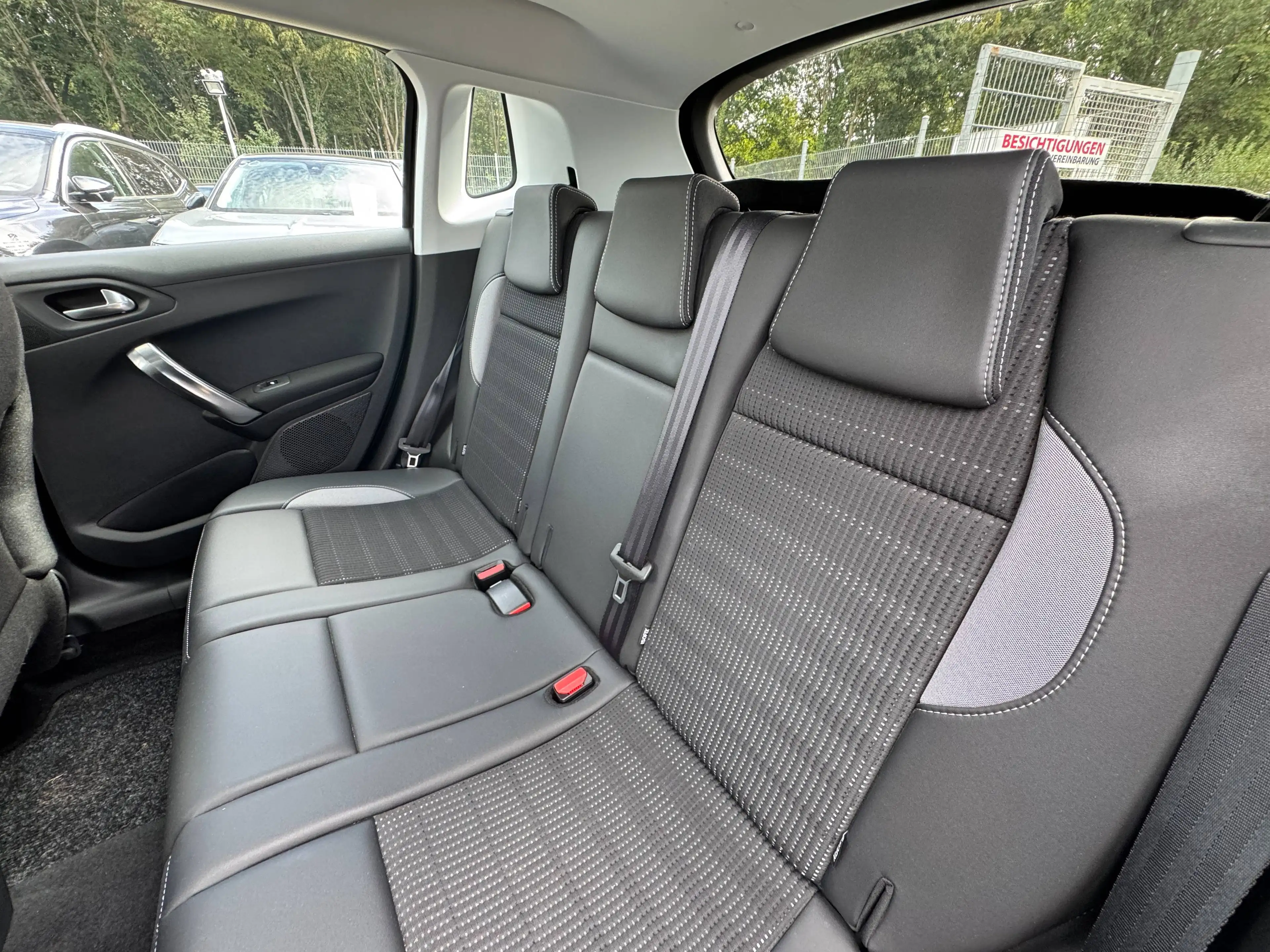 Peugeot 2008 1,2i*Teilleder*Panorama*Scheckheft* — photo 14