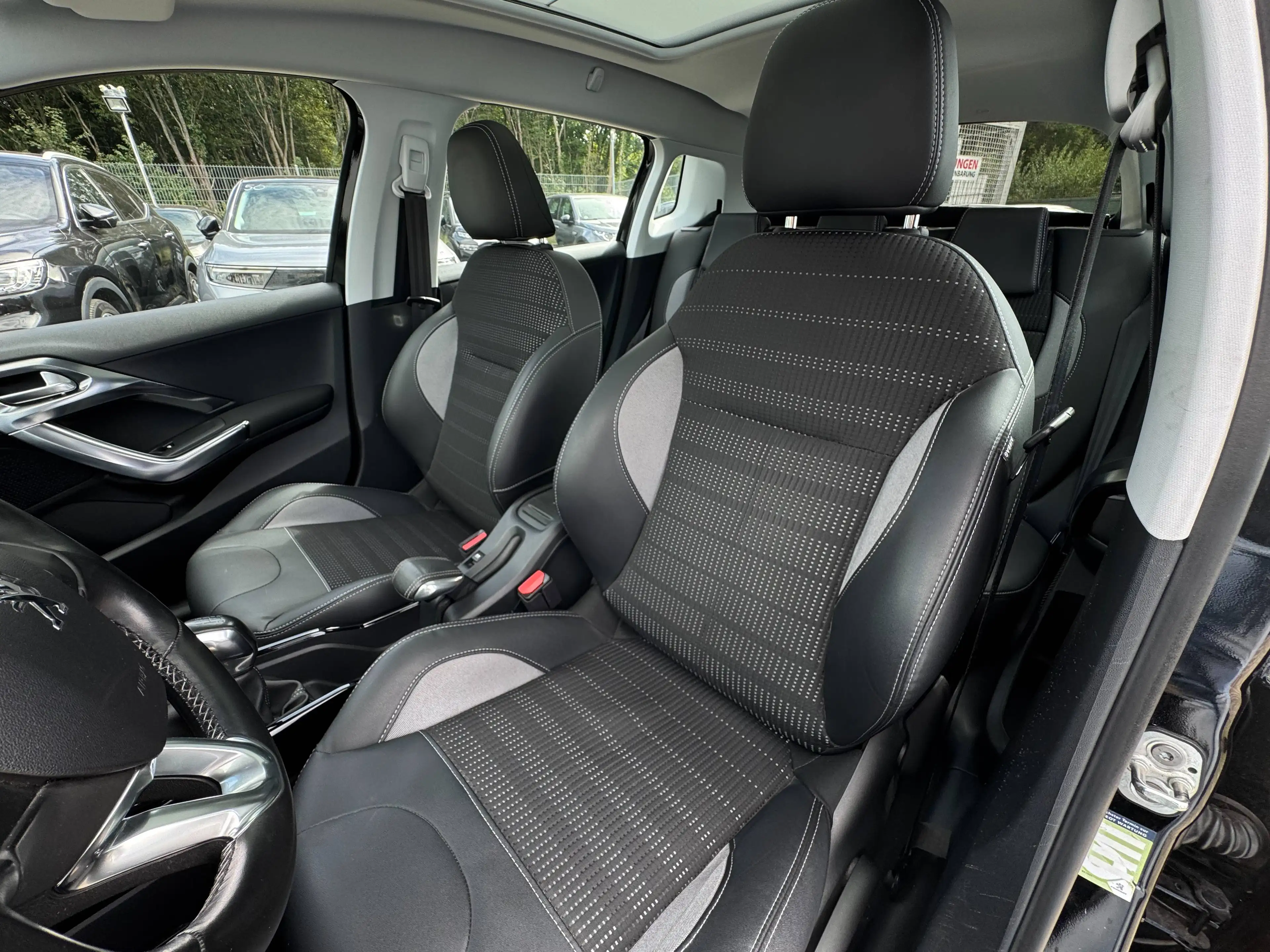 Peugeot 2008 1,2i*Teilleder*Panorama*Scheckheft* — photo 13