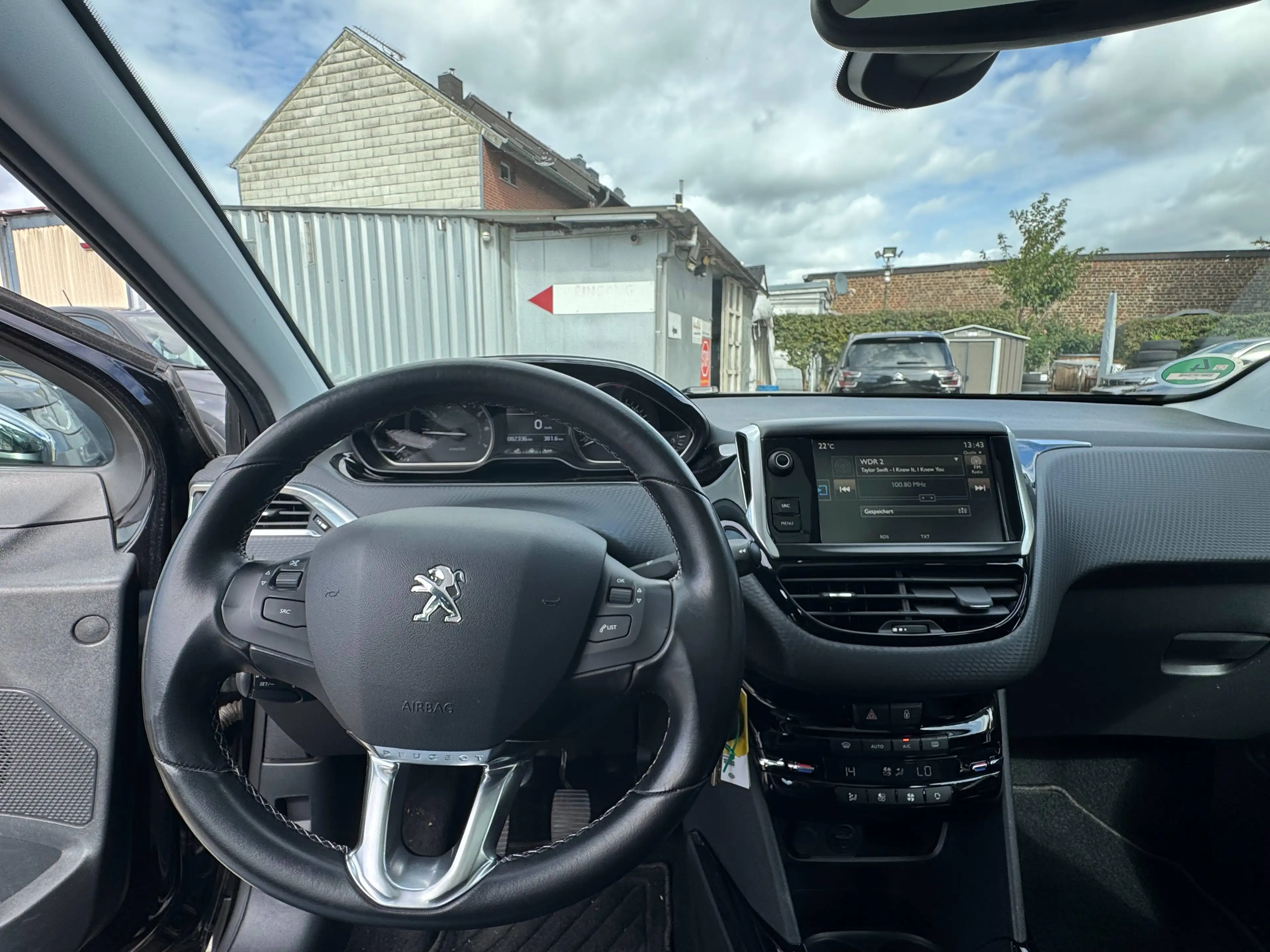 Peugeot 2008 1,2i*Teilleder*Panorama*Scheckheft* — photo 8