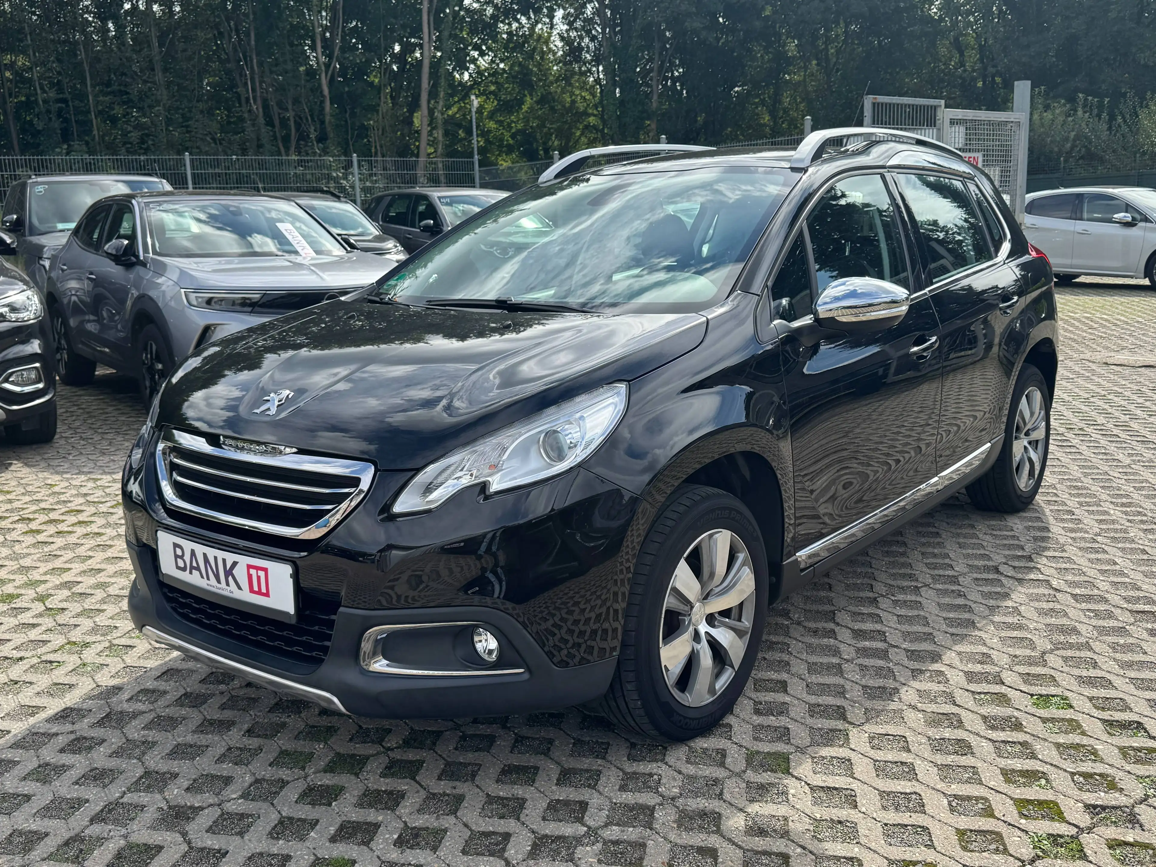Peugeot 2008 1,2i*Teilleder*Panorama*Scheckheft* — photo 3