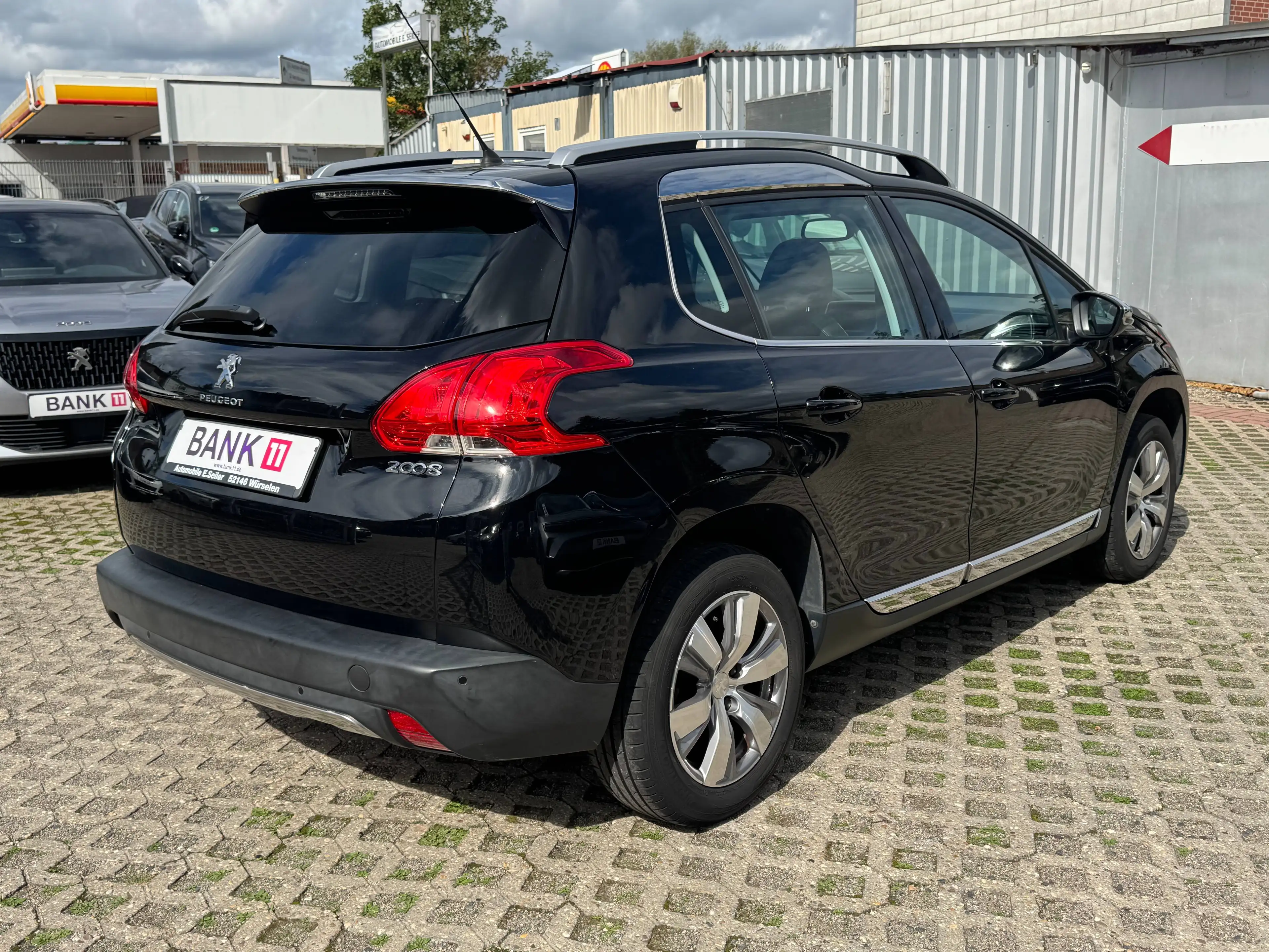 Peugeot 2008 1,2i*Teilleder*Panorama*Scheckheft* — photo 6