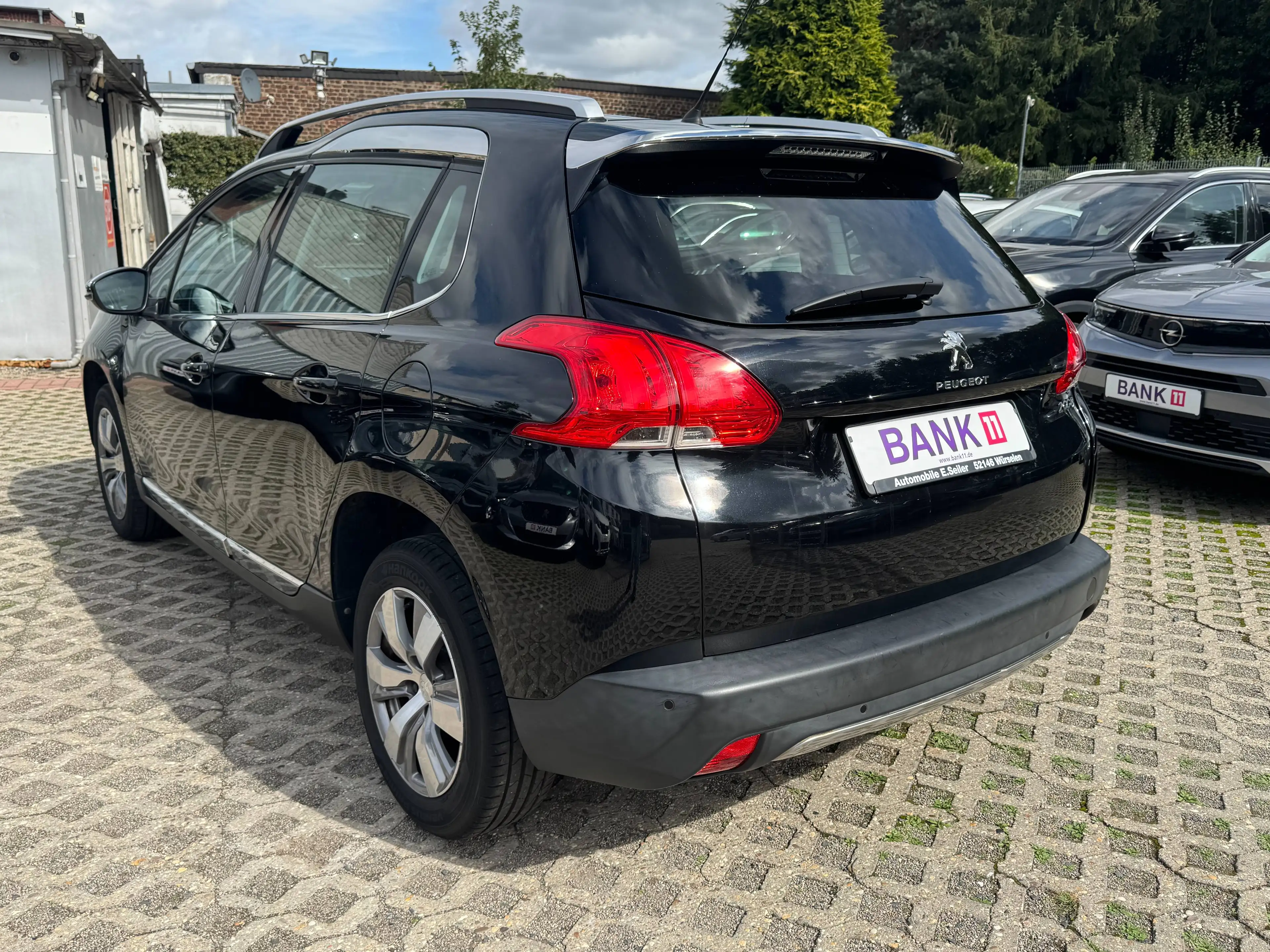 Peugeot 2008 1,2i*Teilleder*Panorama*Scheckheft* — photo 4