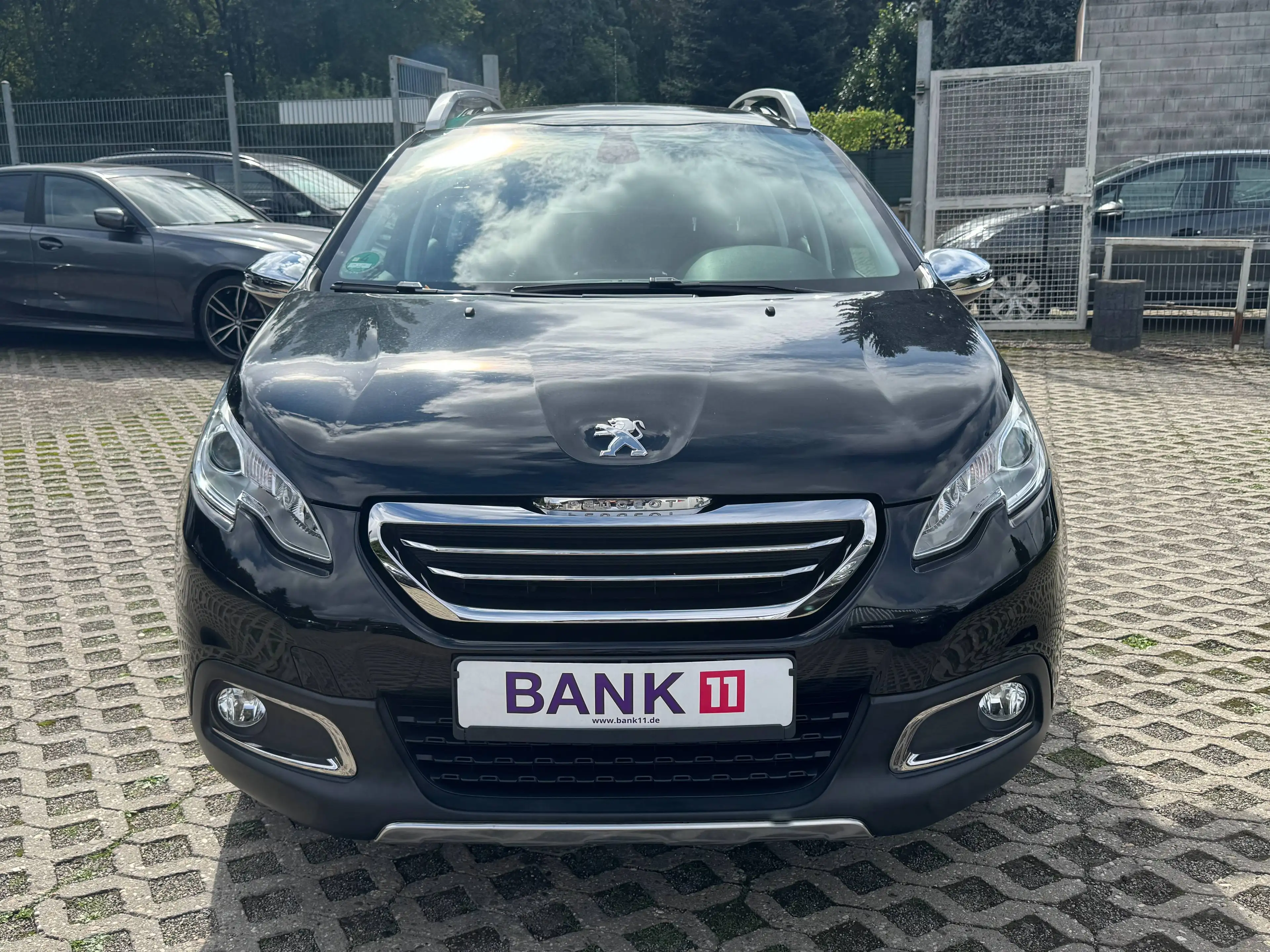 Peugeot 2008 1,2i*Teilleder*Panorama*Scheckheft* — photo 2