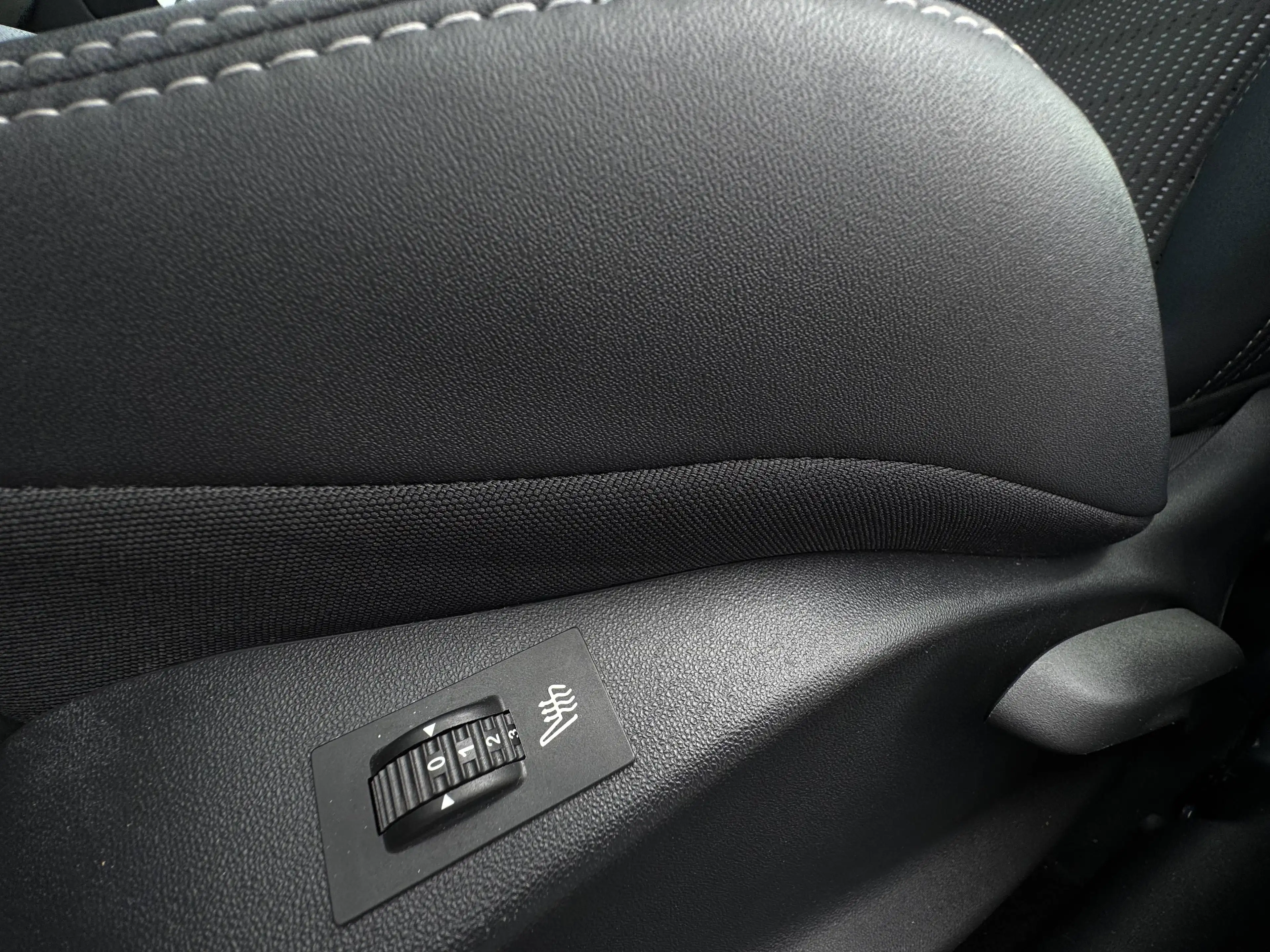 Peugeot 2008 1,2i*Teilleder*Panorama*Scheckheft* — photo 15