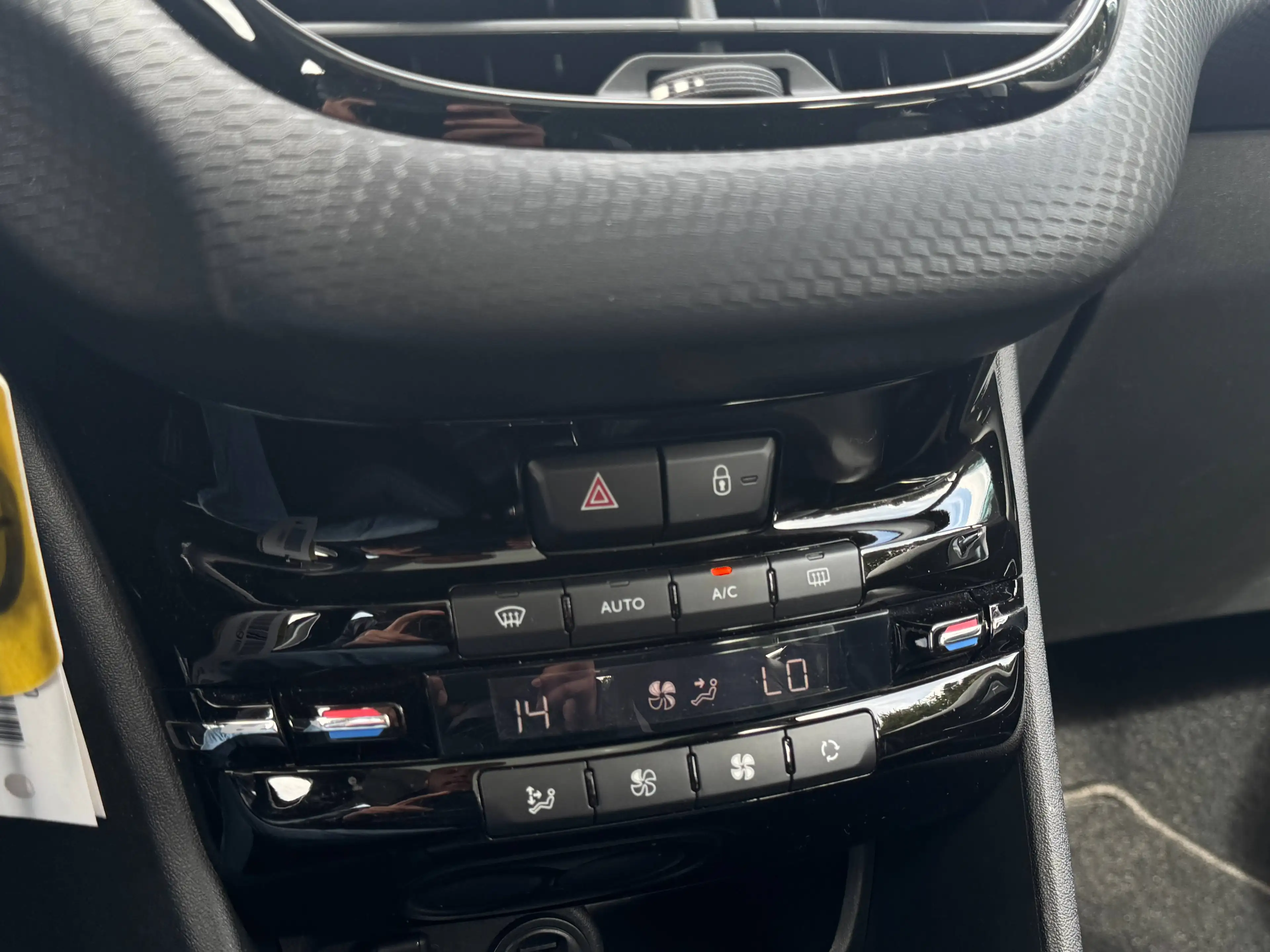 Peugeot 2008 1,2i*Teilleder*Panorama*Scheckheft* — photo 11