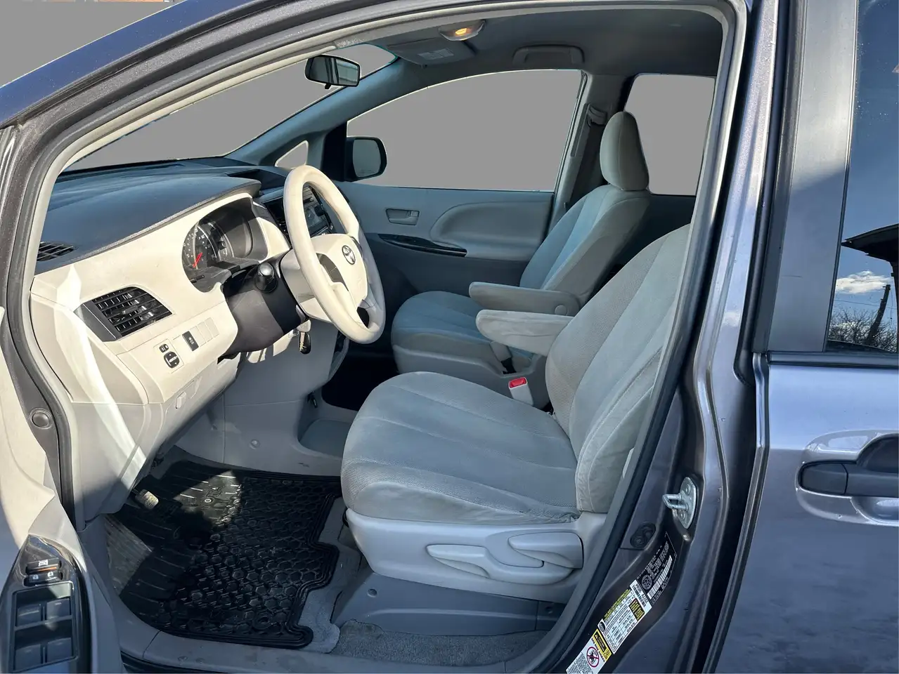 Toyota Sienna снимка Toyota Sienna