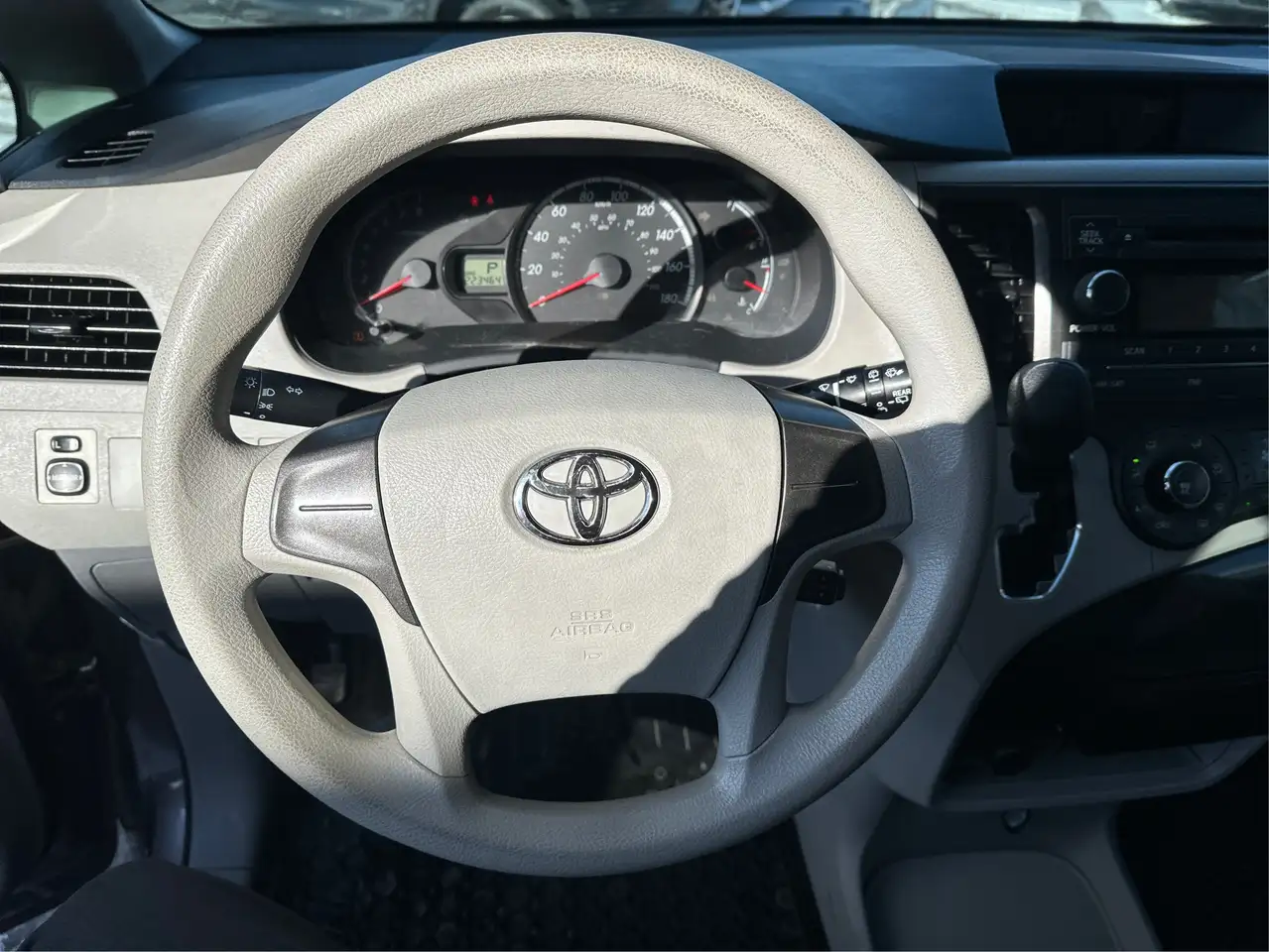 Toyota Sienna снимка Toyota Sienna