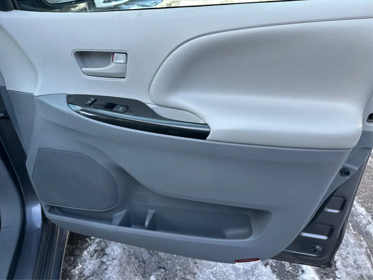 Toyota Sienna снимка Toyota Sienna