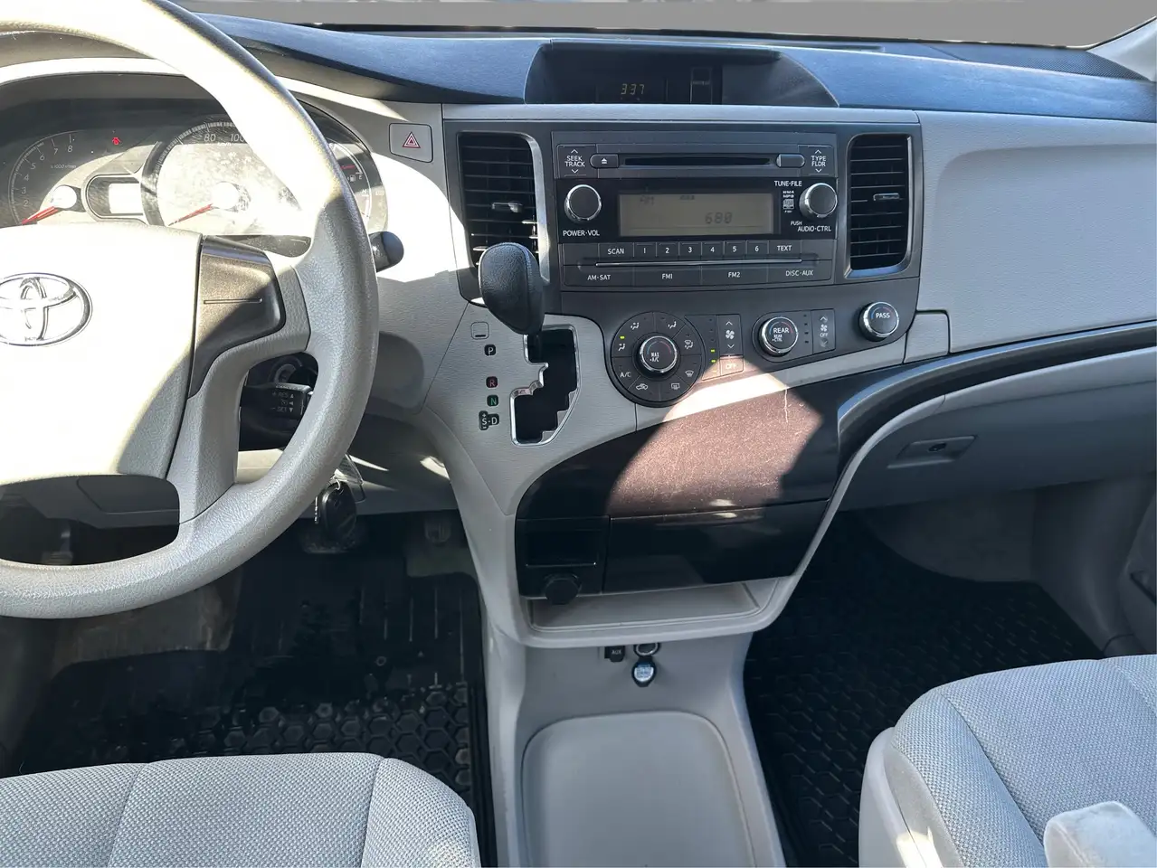 Toyota Sienna снимка Toyota Sienna