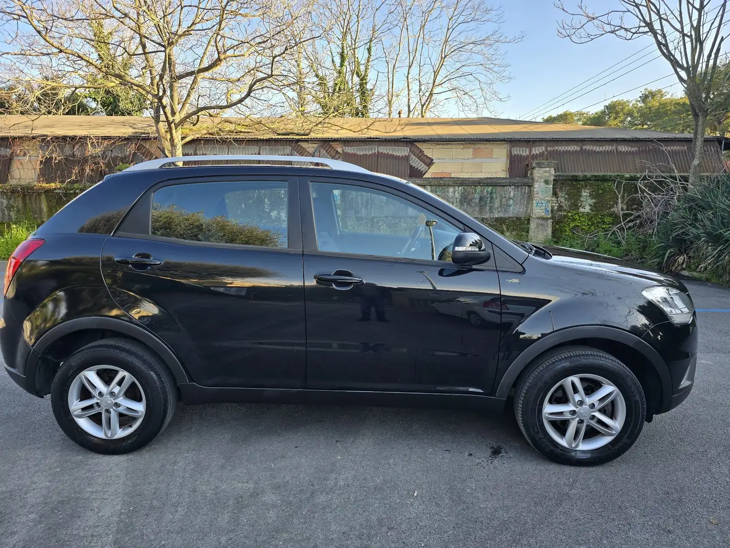 SsangYong Korando 2.0 e-xdi C 2wd Schwarz - 2