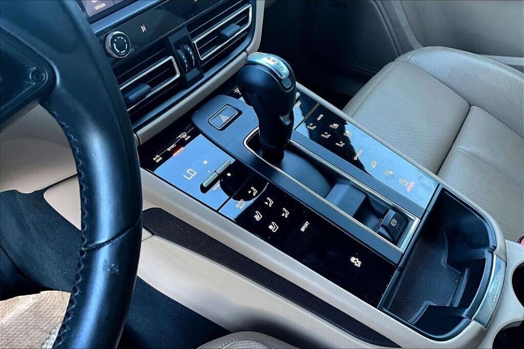 2022 Porsche Macan 4DR AWD thumb 16