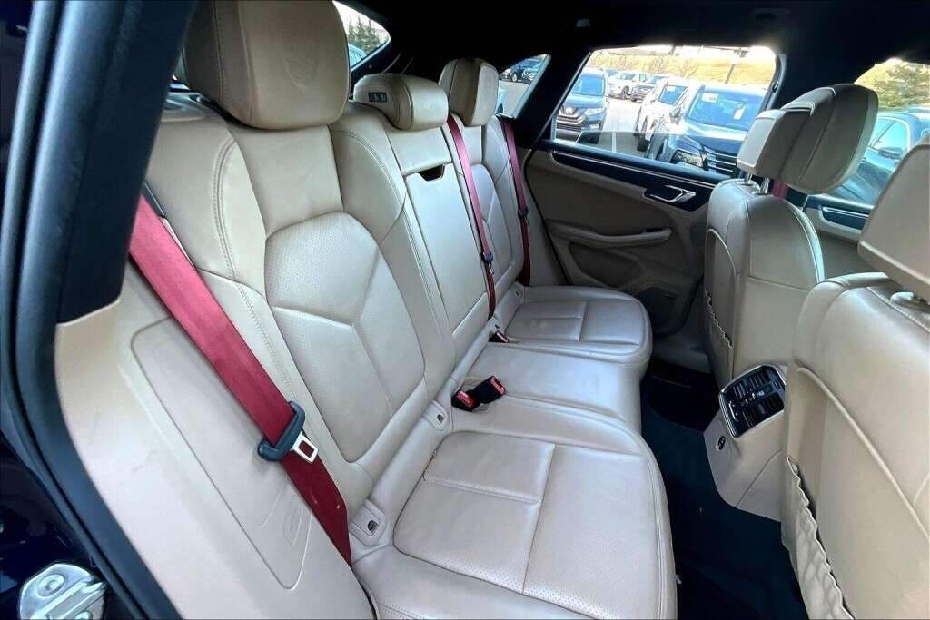 2022 Porsche Macan 4DR AWD thumb 25