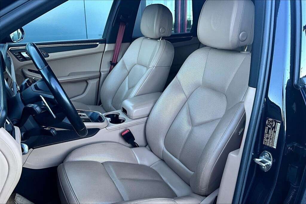 2022 Porsche Macan 4DR AWD thumb 23