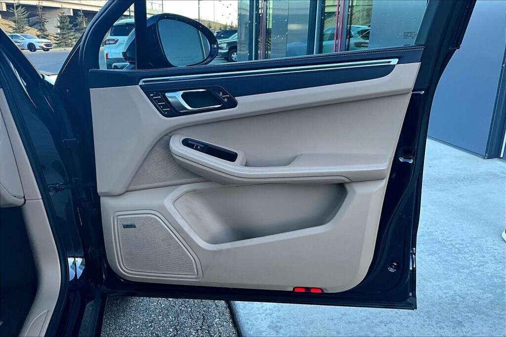 2022 Porsche Macan 4DR AWD thumb 22