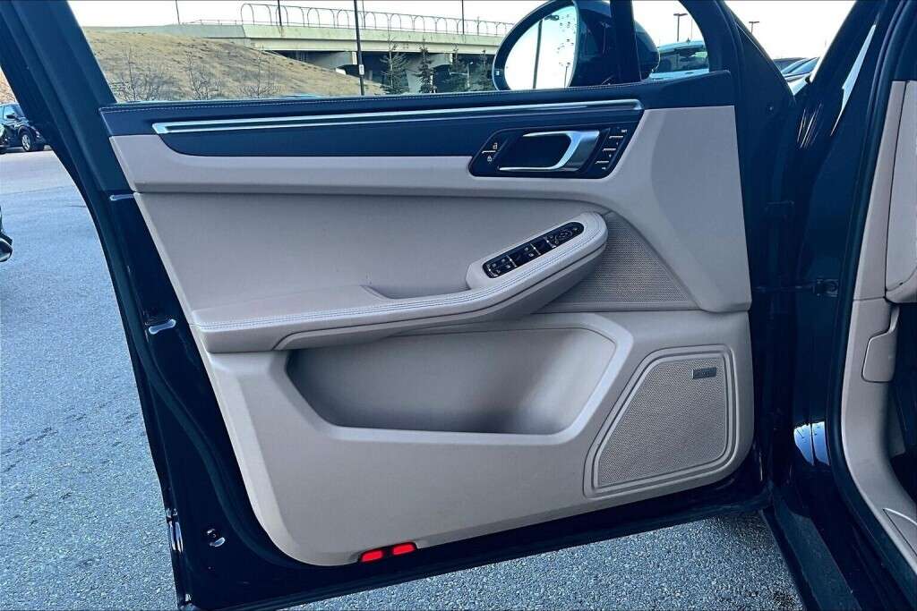 2022 Porsche Macan 4DR AWD thumb 21