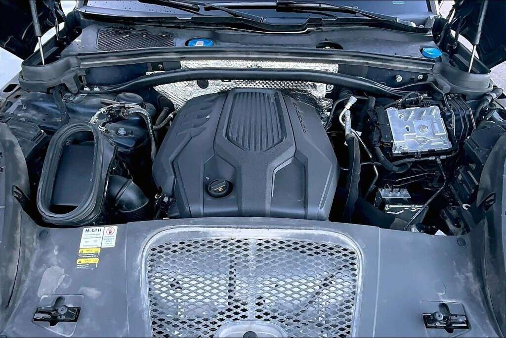 2022 Porsche Macan 4DR AWD thumb 9