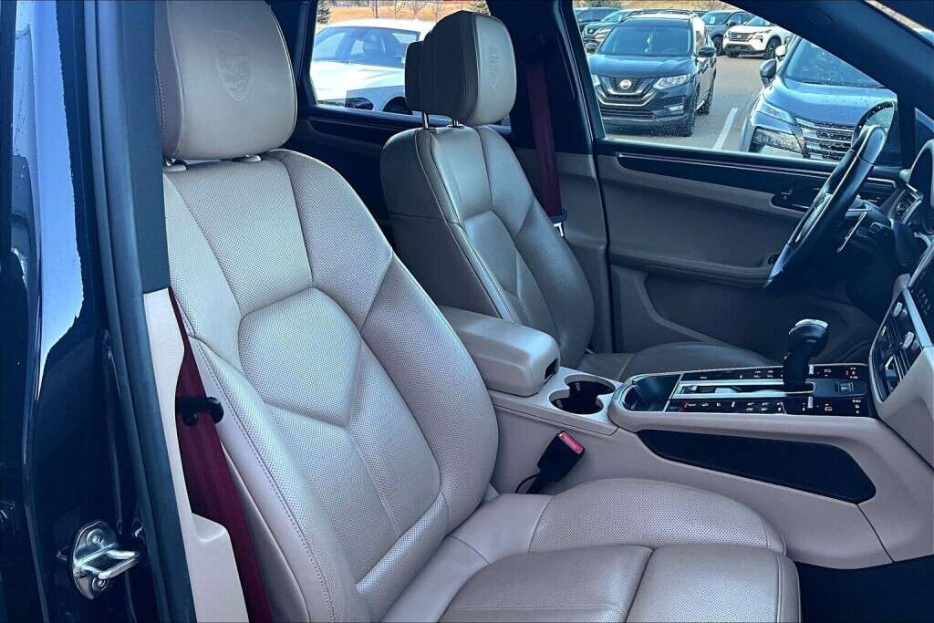 2022 Porsche Macan 4DR AWD thumb 7