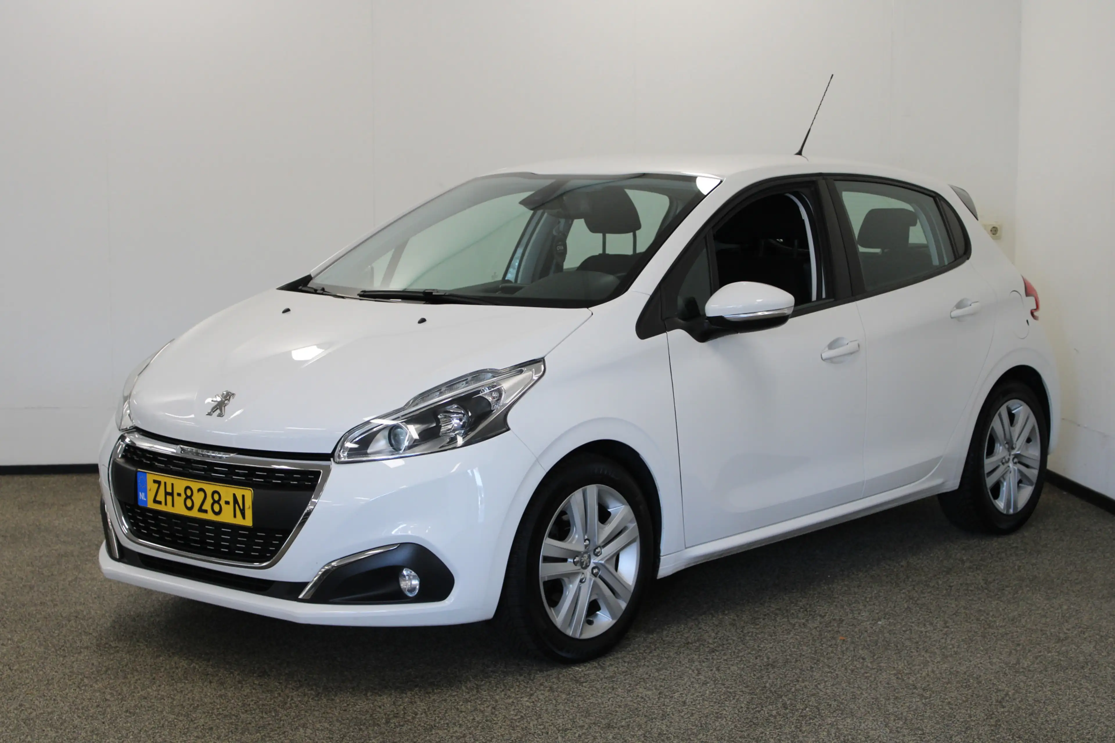 Peugeot 208 1.2 PureTech Signature — photo 23