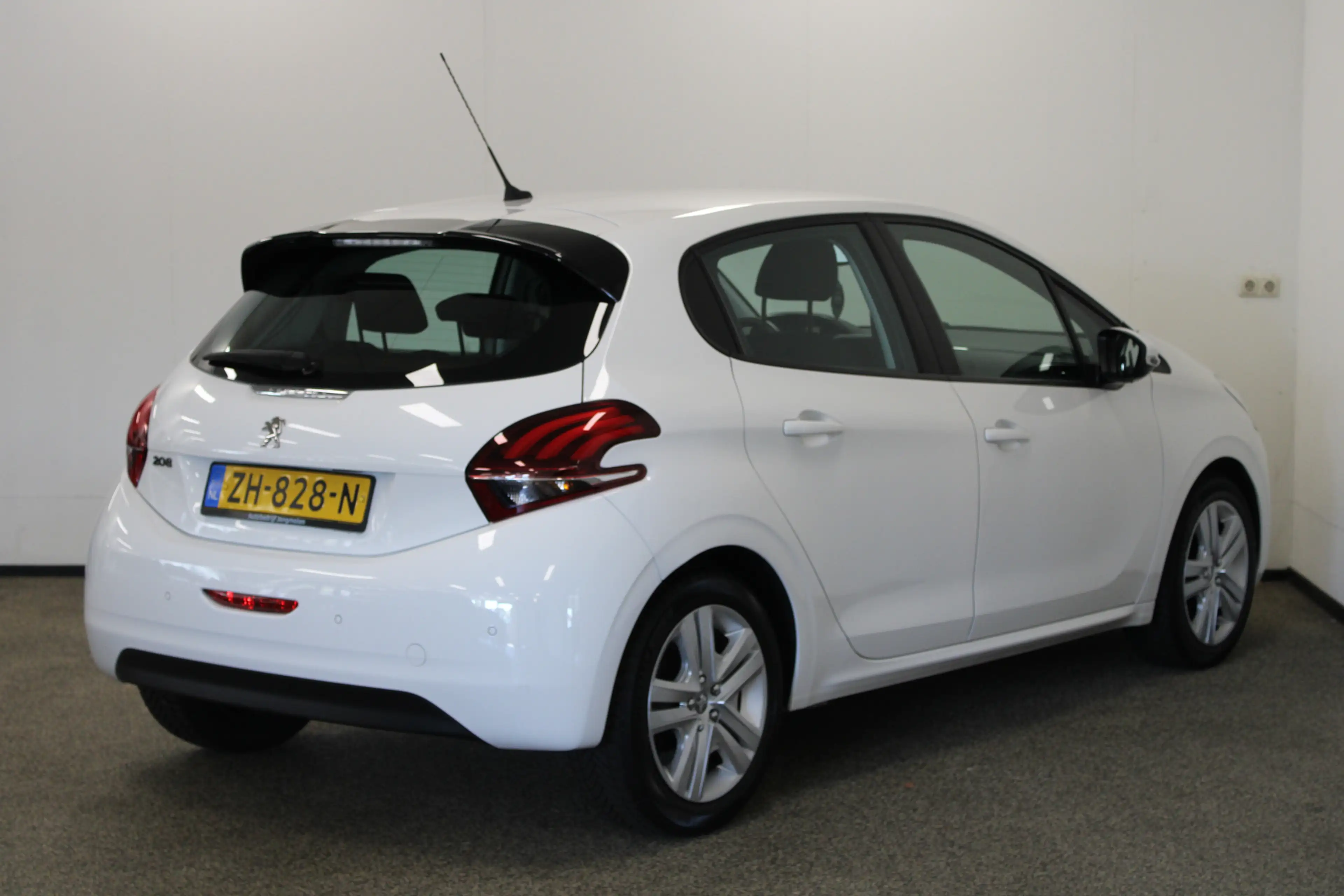 Peugeot 208 1.2 PureTech Signature — photo 2
