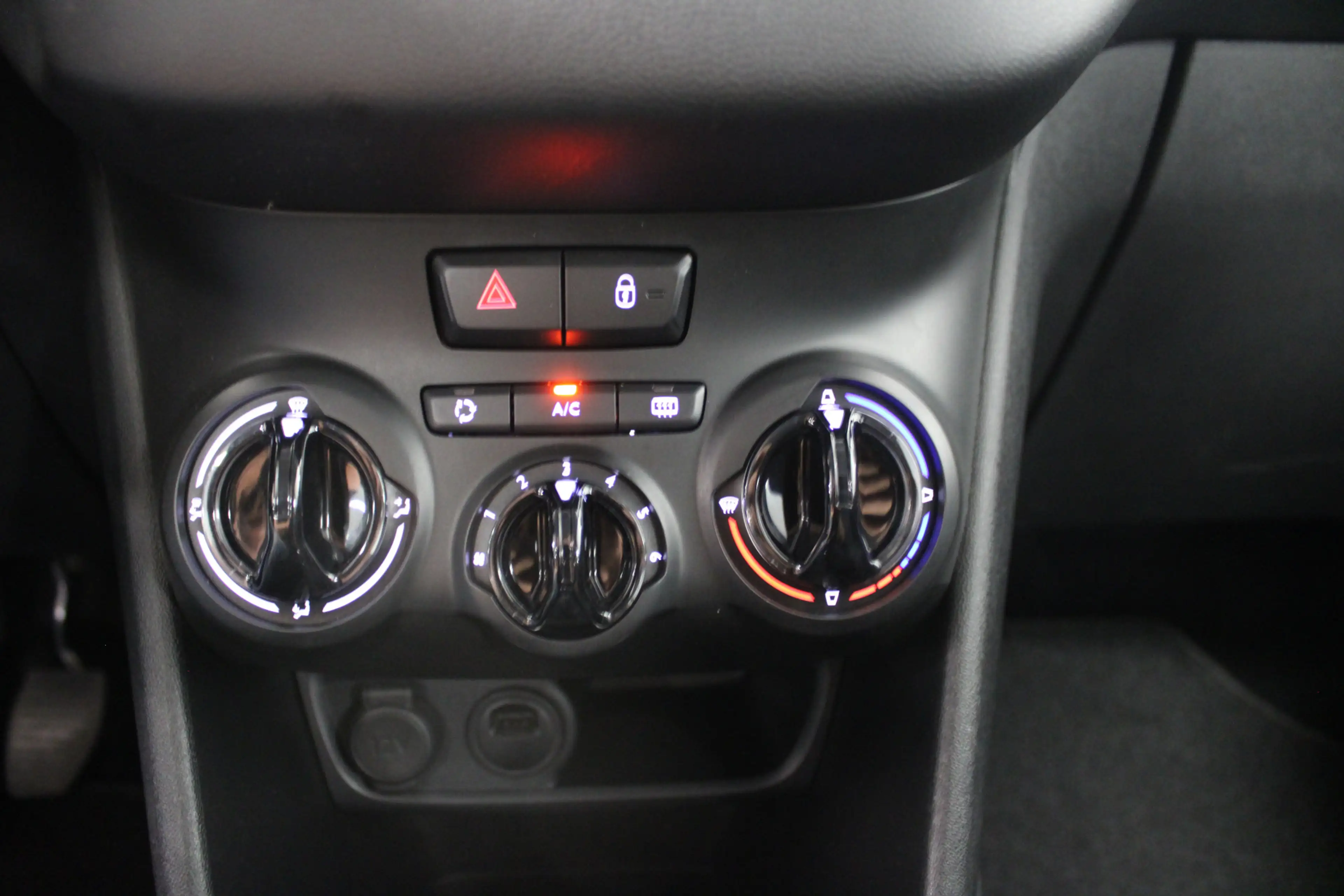 Peugeot 208 1.2 PureTech Signature — photo 18