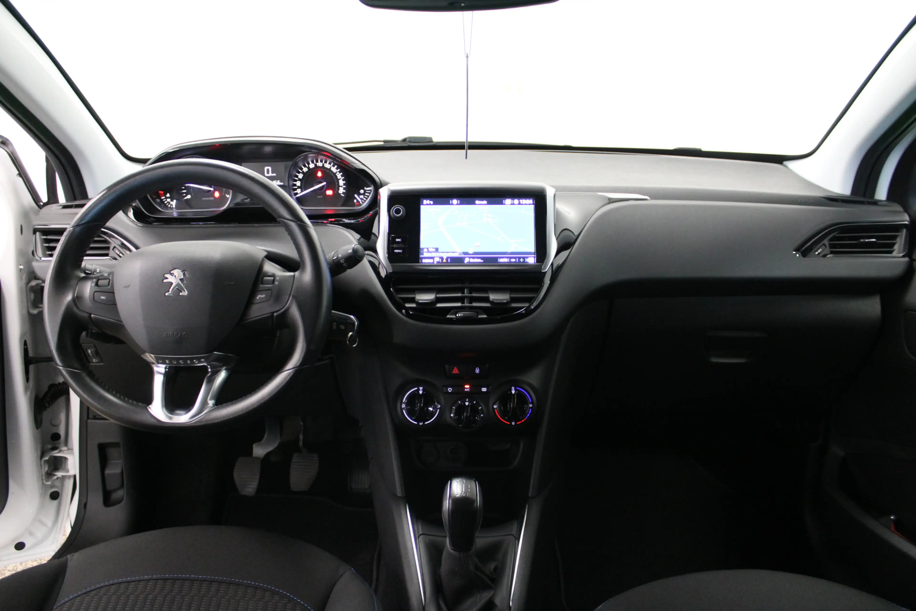 Peugeot 208 1.2 PureTech Signature — photo 3