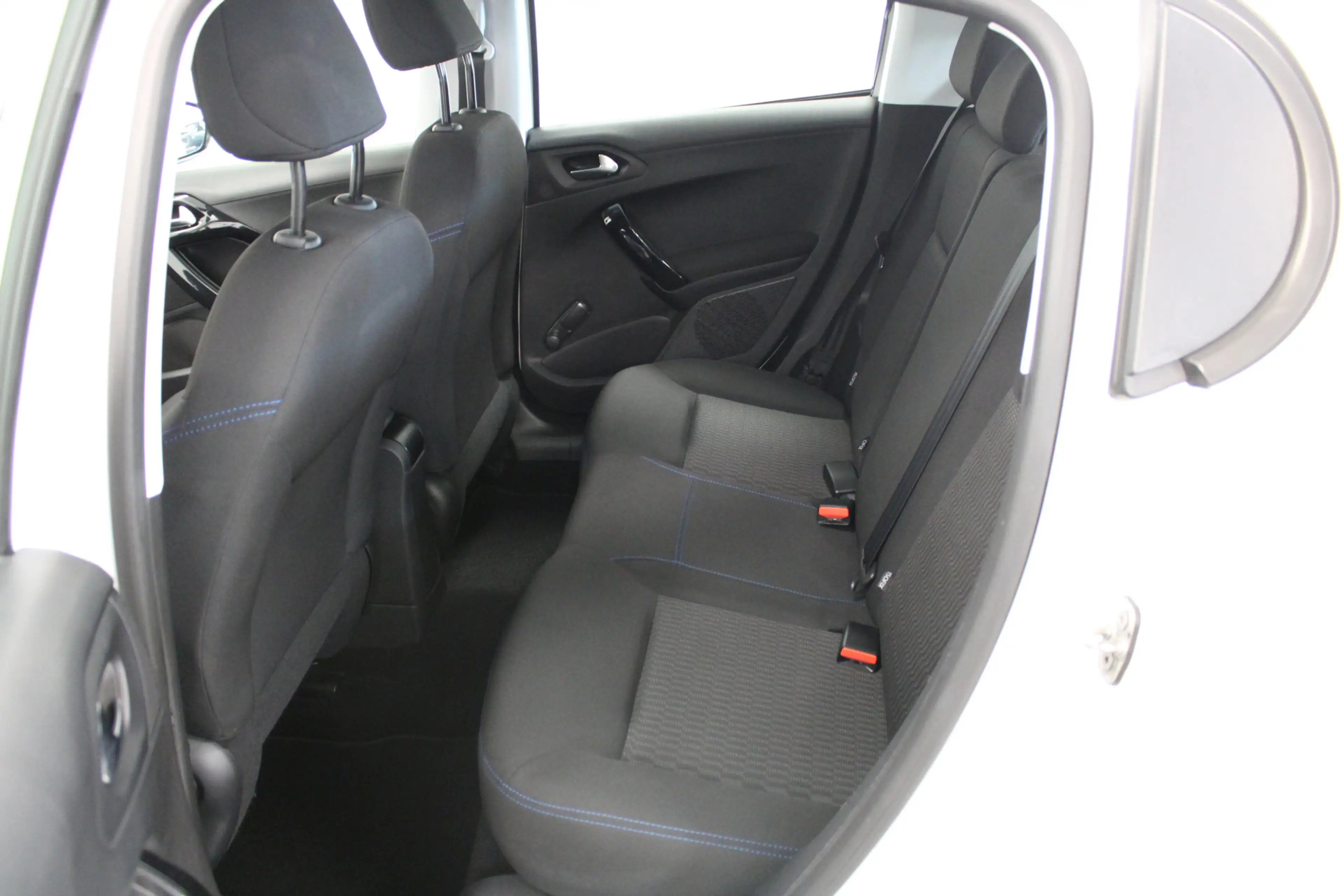 Peugeot 208 1.2 PureTech Signature — photo 11