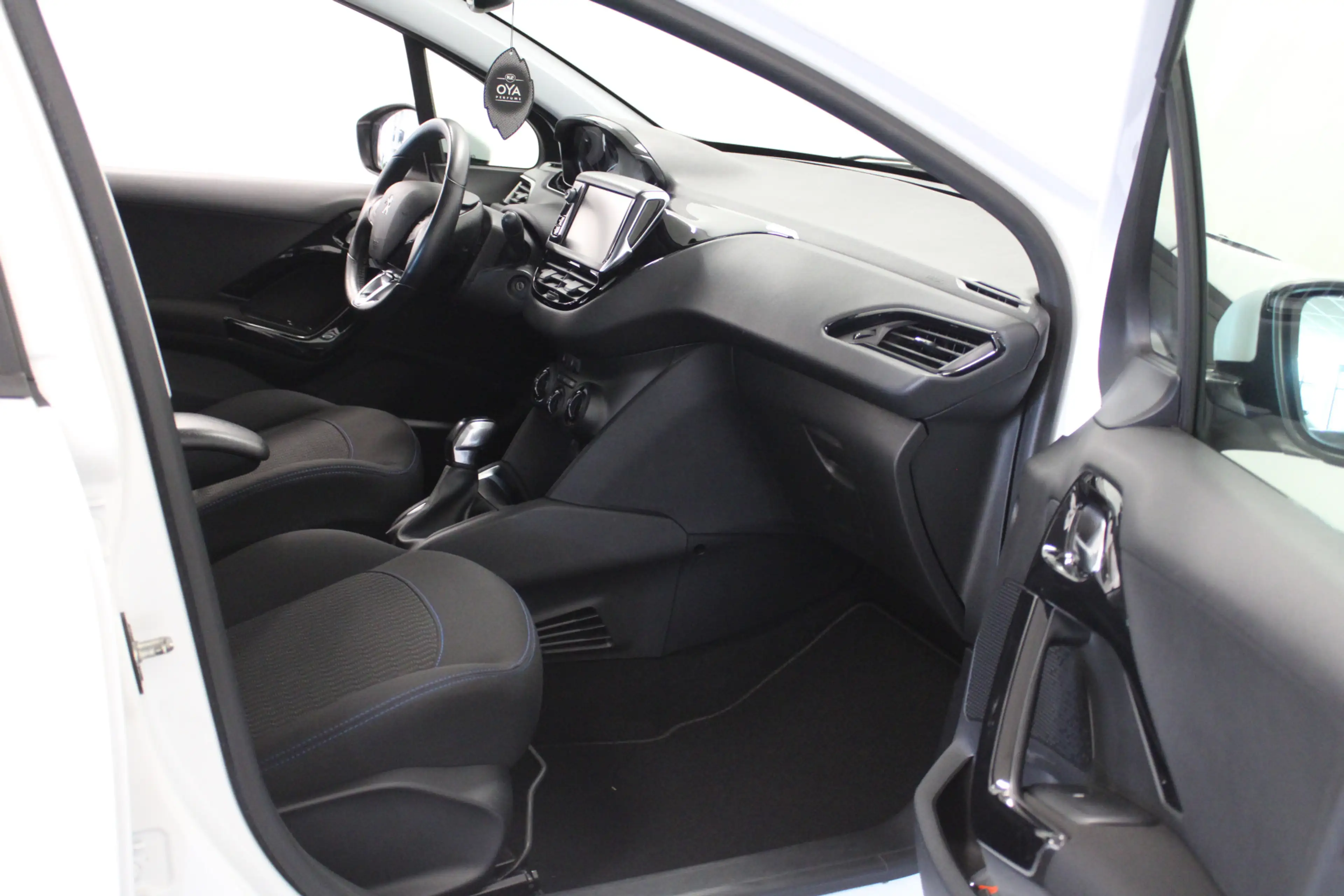 Peugeot 208 1.2 PureTech Signature — photo 9