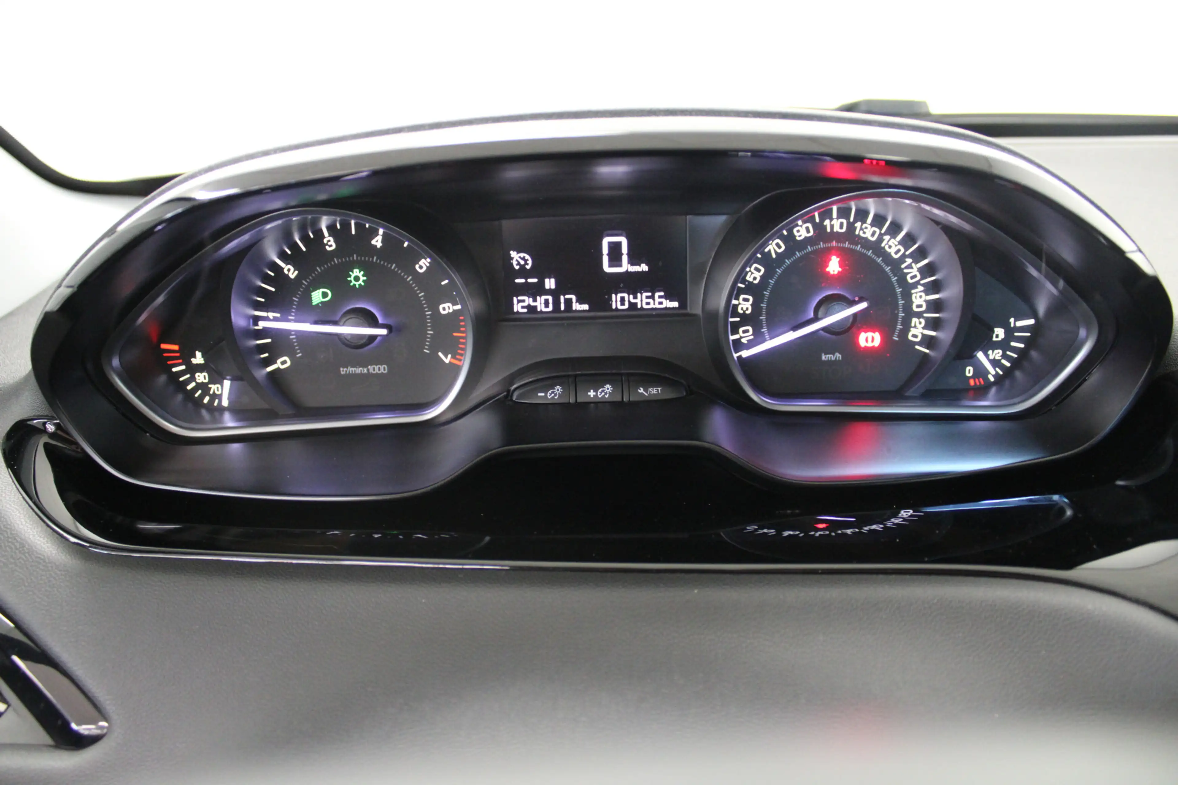 Peugeot 208 1.2 PureTech Signature — photo 15