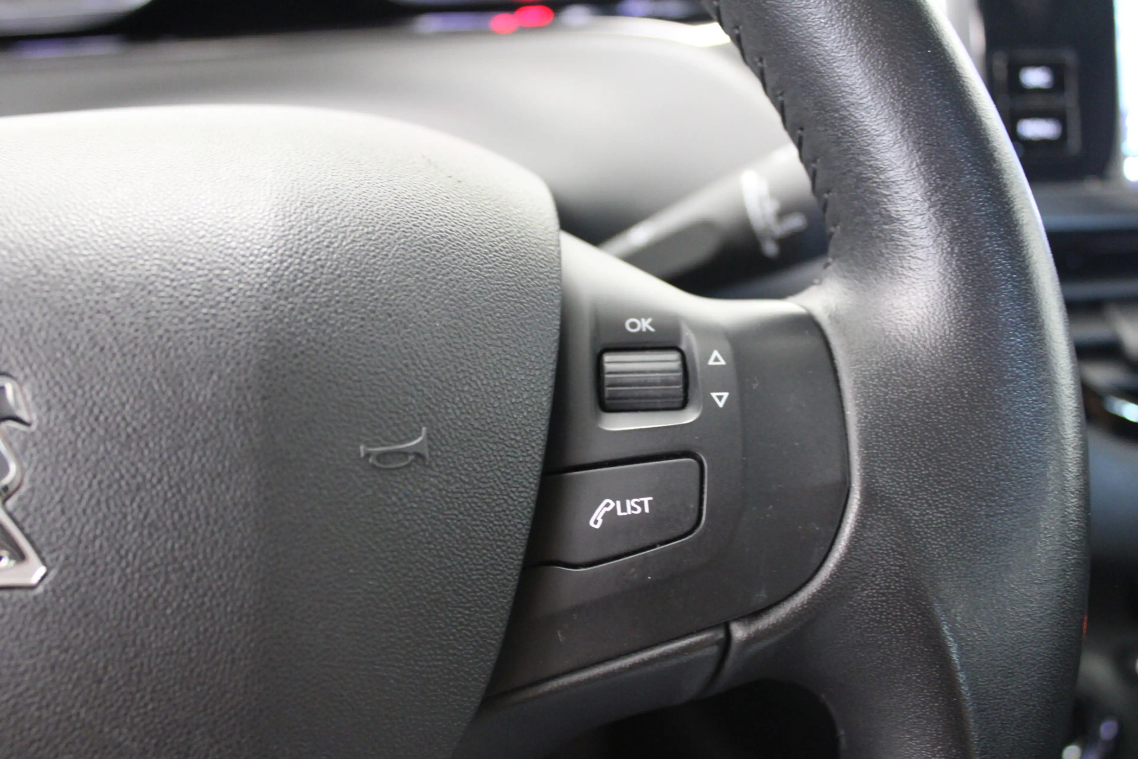 Peugeot 208 1.2 PureTech Signature — photo 14