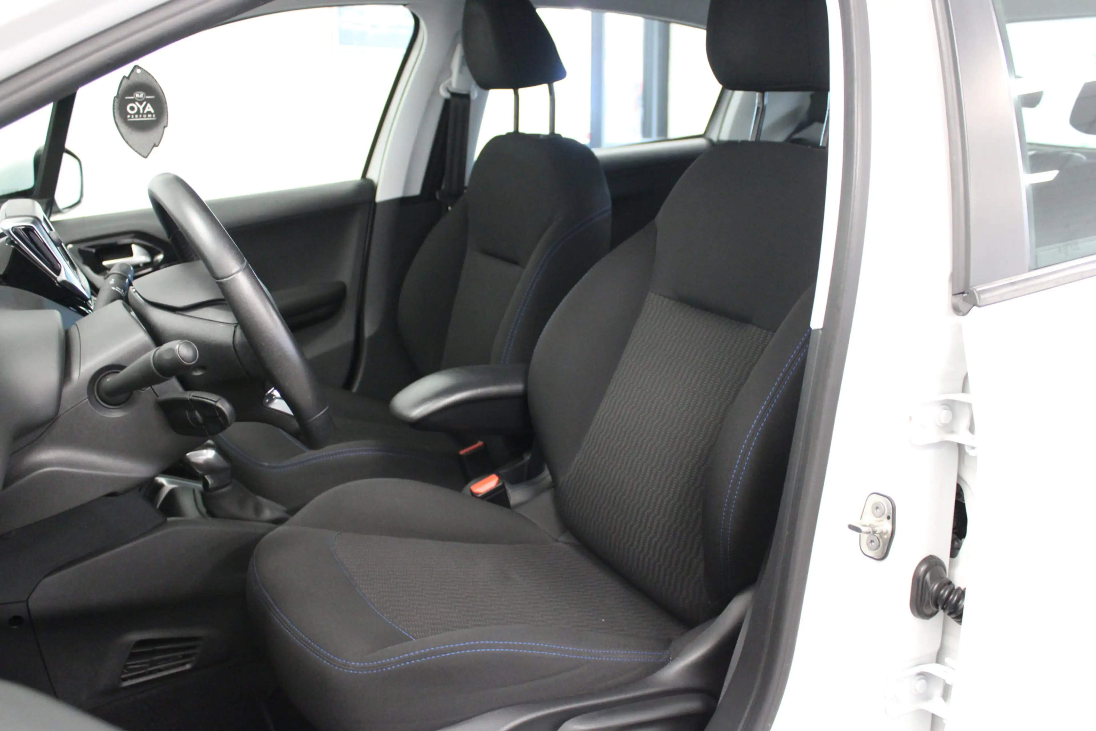 Peugeot 208 1.2 PureTech Signature — photo 4