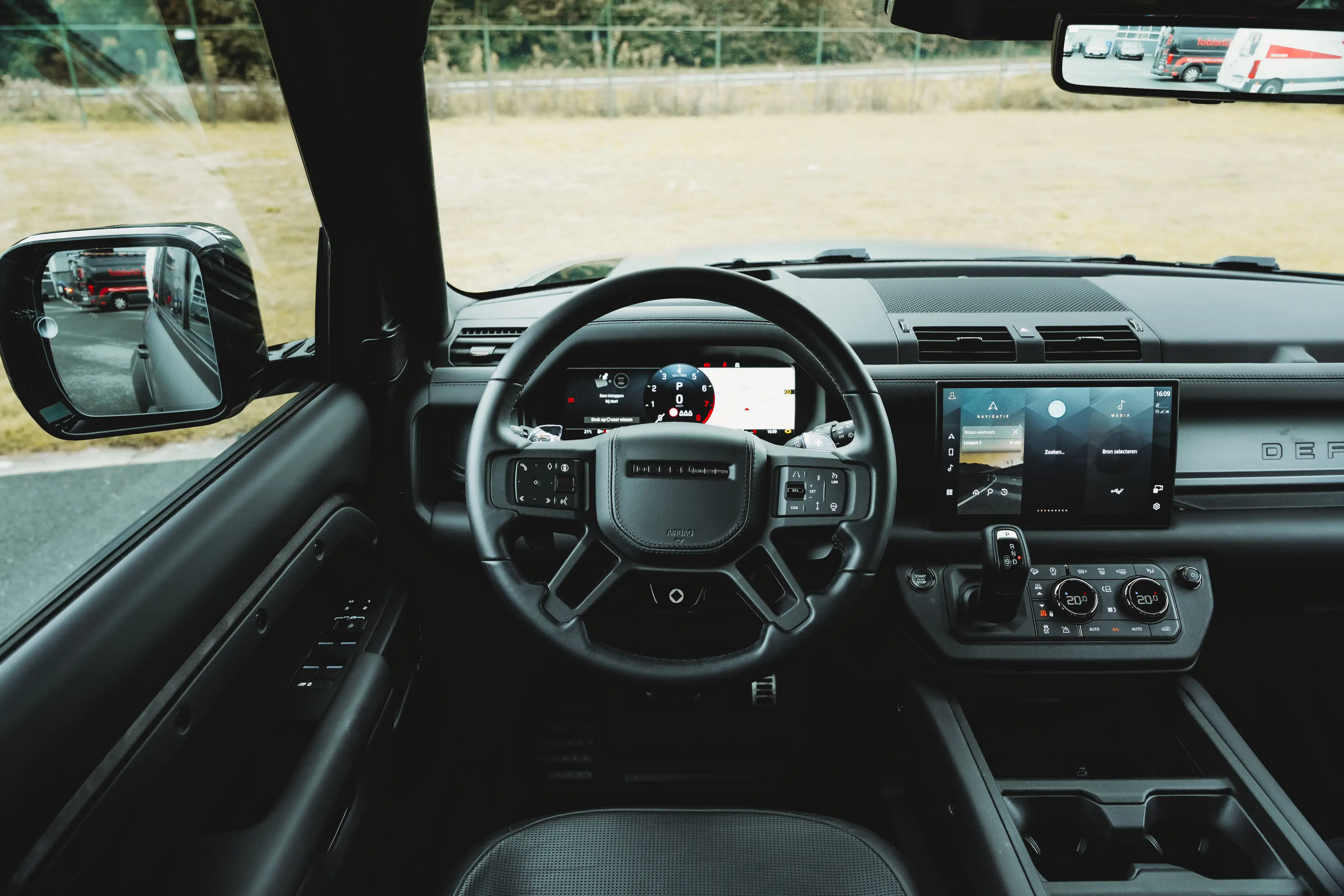Land Rover Defender OCTA 110 4.4 V8 P635/Mat PPF/Trekhaak/ACC/Pano/Charente grey/ — photo 14